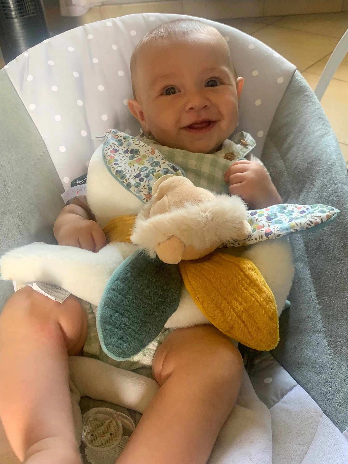 Ayden participe au concours pour gagner de l'argent avec cette photo : baby, child, smiling, plush_toy, seat, cushion, indoor, happy, legs, head, face, clothing, pattern, fabric, toy, infant, cute, comfort, baby_seat, polka_dots