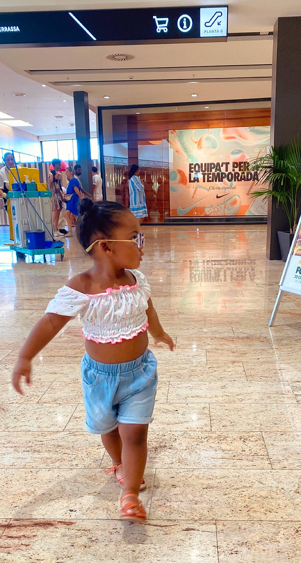 Khiara participe au concours pour gagner de l'argent avec cette photo : child, city, denim, electric_blue, event, flooring, fun, happy, human_leg, jean_short, leisure, pedestrian, person, recreation, shorts, t_shirt, thigh, toddler, tourism, vacation