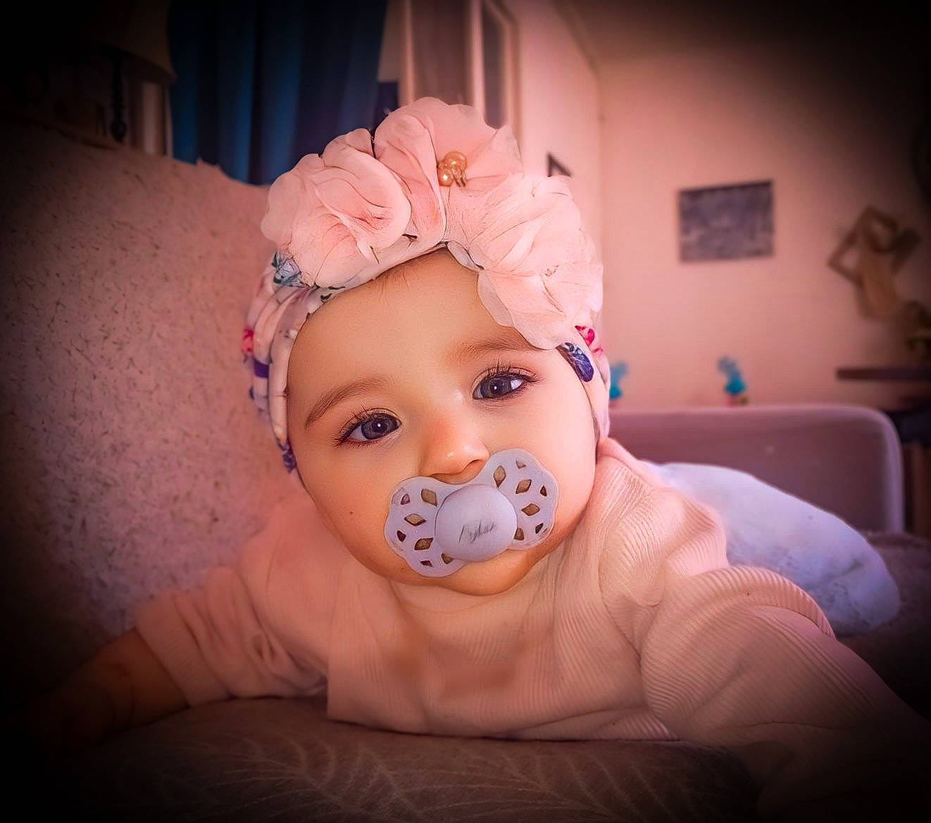 Fybie a rejoint le concours — aidez-le/la à gagner de superbes lots ! arm, baby, baby_toddler_clothing, comfort, ear, eyebrow, eyelash, finger, flash_photography, gesture, happy, headpiece, headwear, human_body, lip, mouth, nail, person, pink, skin