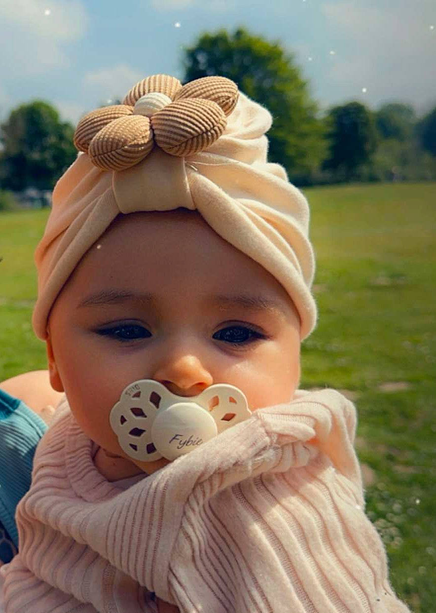 Fybie participe au concours pour gagner de l'argent avec cette photo : baby, baby_toddler_clothing, cap, child, fashion_accessory, fun, grass, grassland, happy, headwear, landscape, leisure, lip, people_in_nature, person, plant, sitting, skin, sky, sun_hat