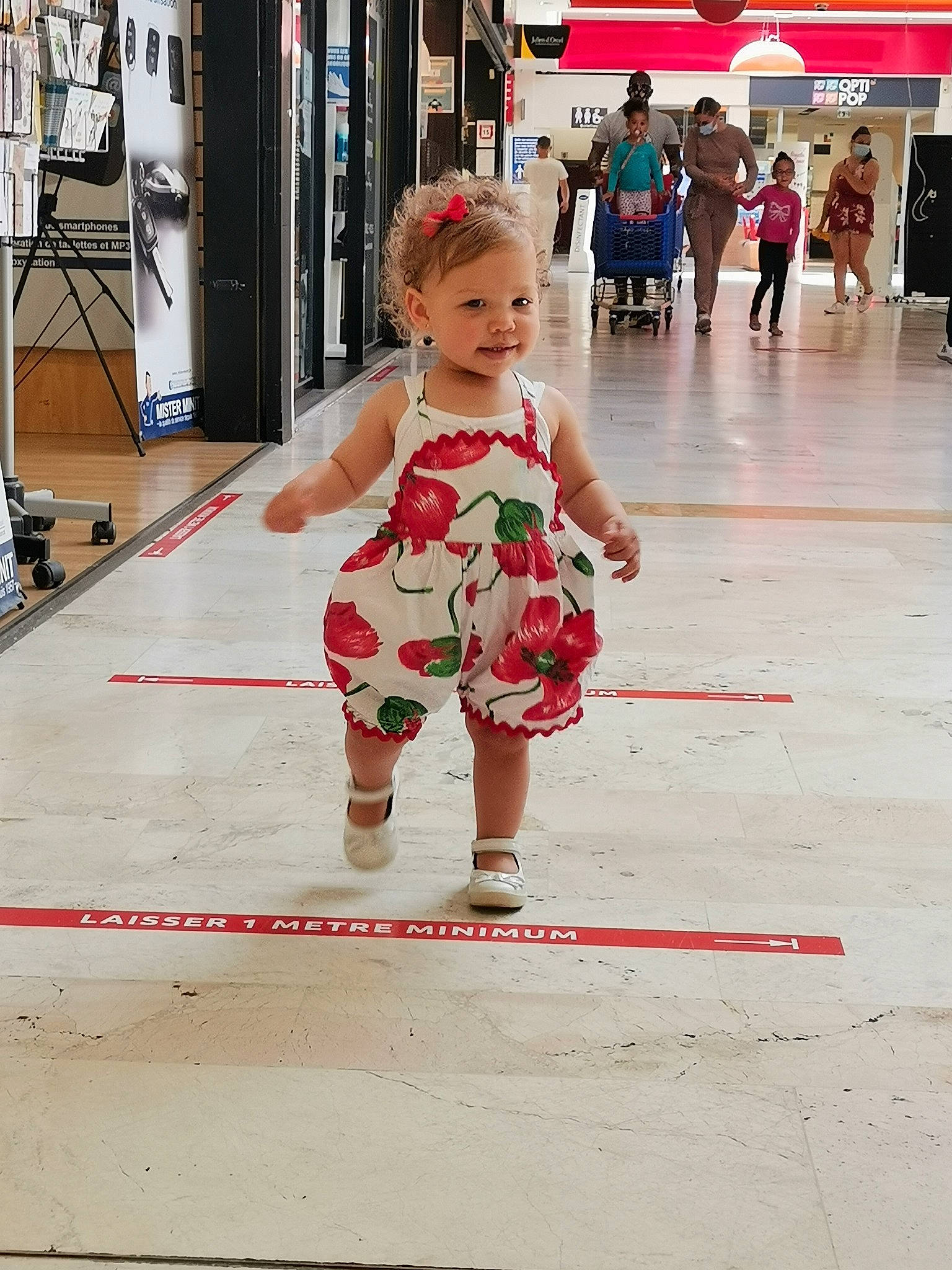 Elliana a rejoint le concours — aidez-le/la à gagner de superbes lots ! child, city, dress, floor, flooring, foot, fun, hairstyle, happy, human_leg, leisure, magenta, person, recreation, road_surface, sandal, sidewalk, street, toddler, waist