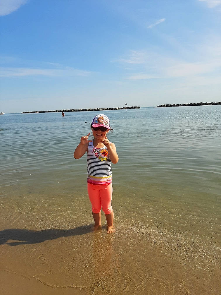 Ainhoa participe au concours pour gagner de l'argent avec cette photo : beach, coast, coastal_and_oceanic_landforms, fun, headwear, joy, ocean, person, sand, sea, shore, summer, tourism, vacation
