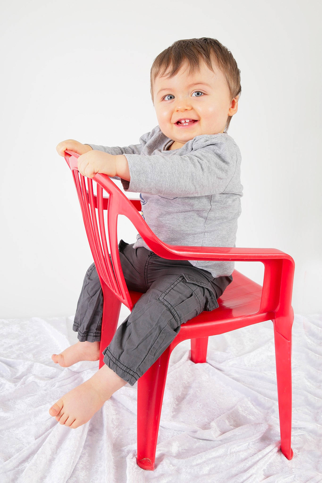 Léo a rejoint le concours — aidez-le/la à gagner de superbes lots ! baby, chair, child, child_model, comfort, furniture, joy, leg, person, photography, pink, play, red, sitting, sleeve, stock_photography, stool, toddler