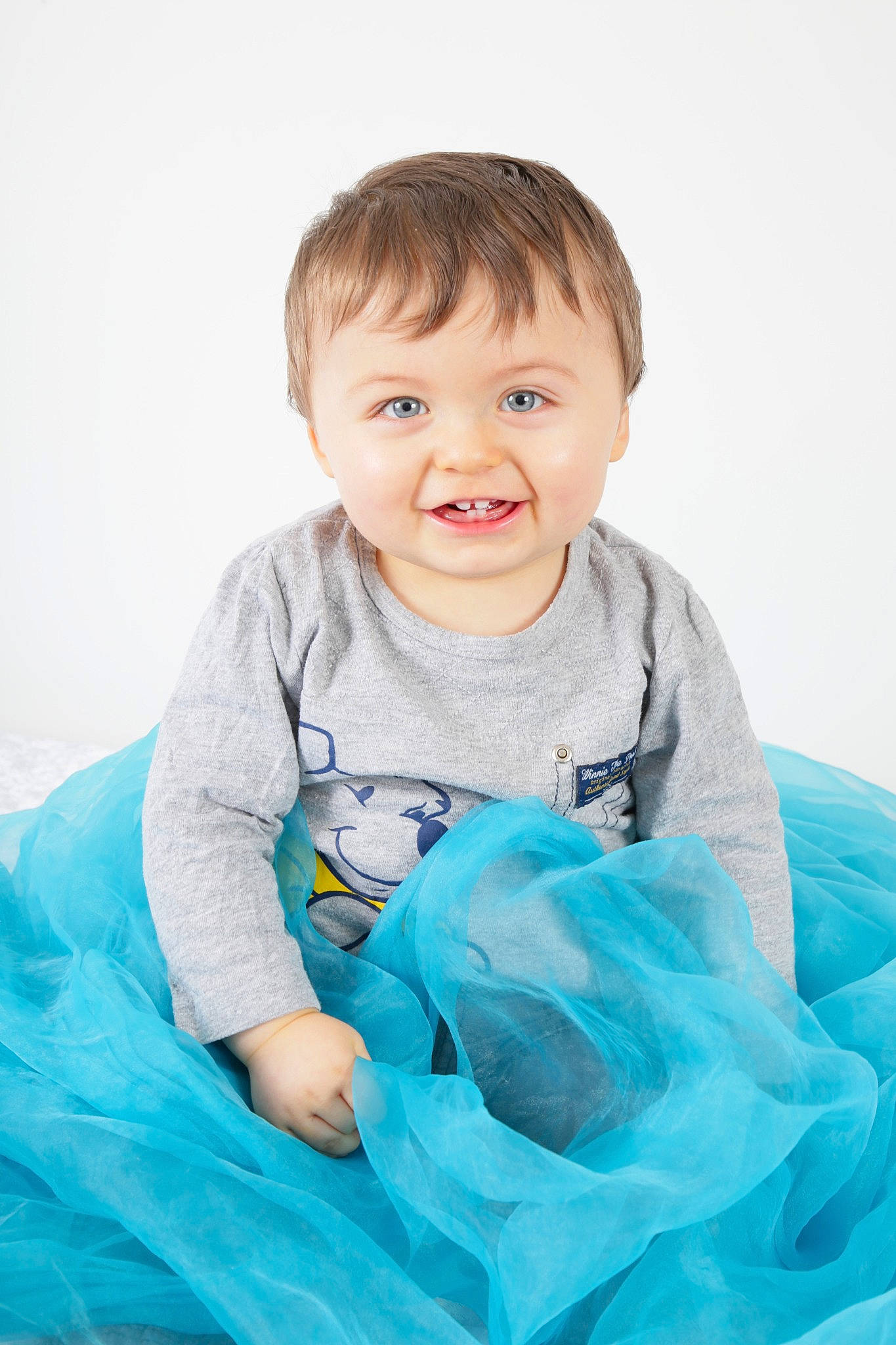 Léo participe au concours pour gagner de l'argent avec cette photo : aqua, azure, baby, baby_toddler_clothing, blue, child, eye, joy, person, photography, play, sitting, skin, sleeve, smile, textile, toddler, turquoise
