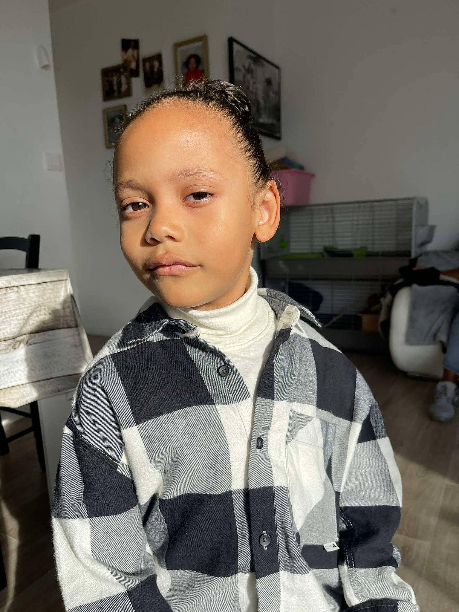 Jimmy participe au concours pour gagner de l'argent avec cette photo : audio_equipment, black_hair, buzz_cut, child, crew_cut, ear, eyebrow, eyelash, eyewear, face, fashion_design, forehead, fun, hairstyle, pattern, person, selfie, sitting, sleeve, standing