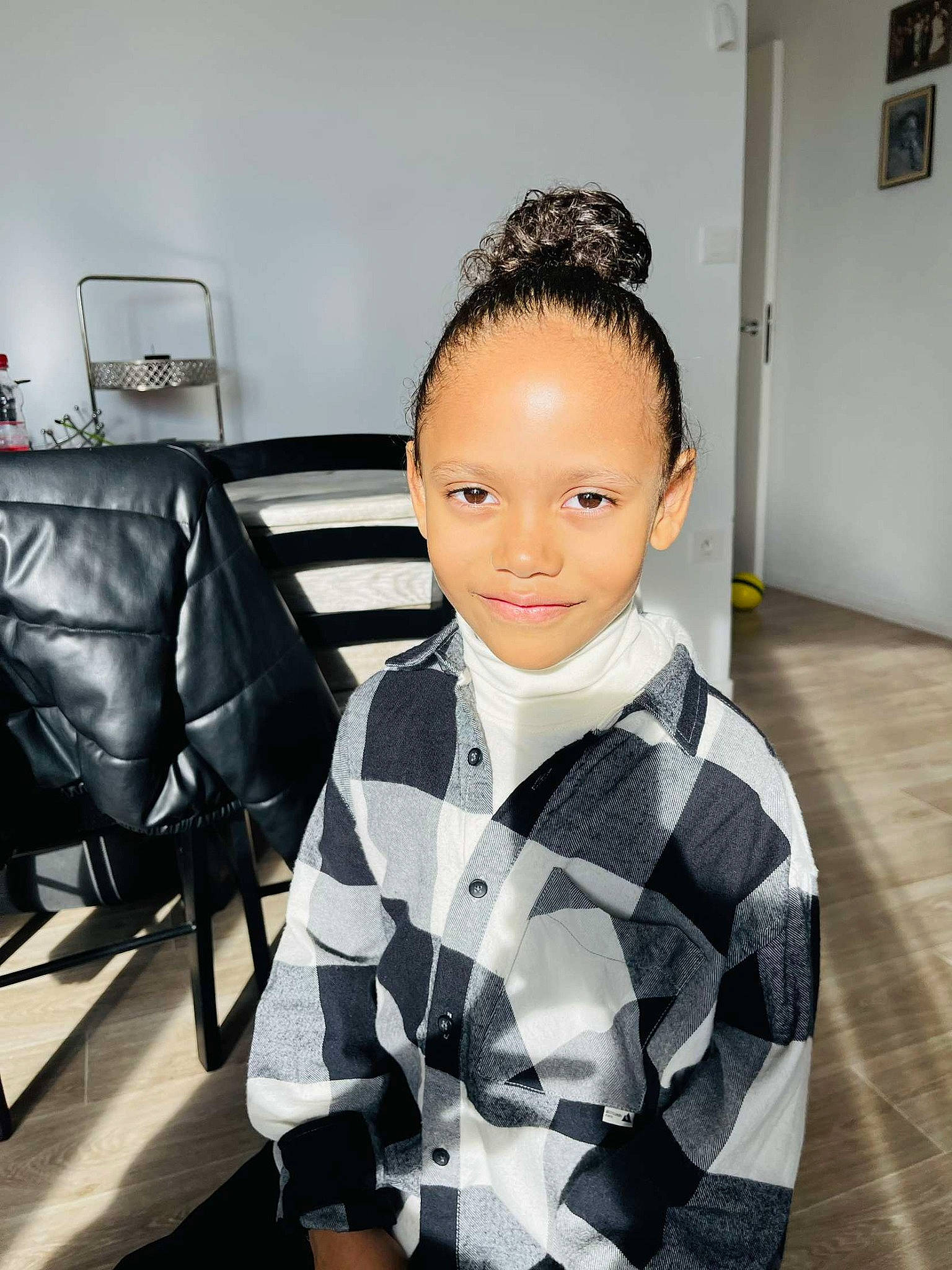 Jimmy participe au concours pour gagner de l'argent avec cette photo : audio_equipment, black_hair, chair, eyebrow, eyelash, eyewear, fashion, fashion_accessory, fashion_design, flash_photography, flooring, formal_wear, joy, pattern, person, plaid, room, sitting, sleeve, smile