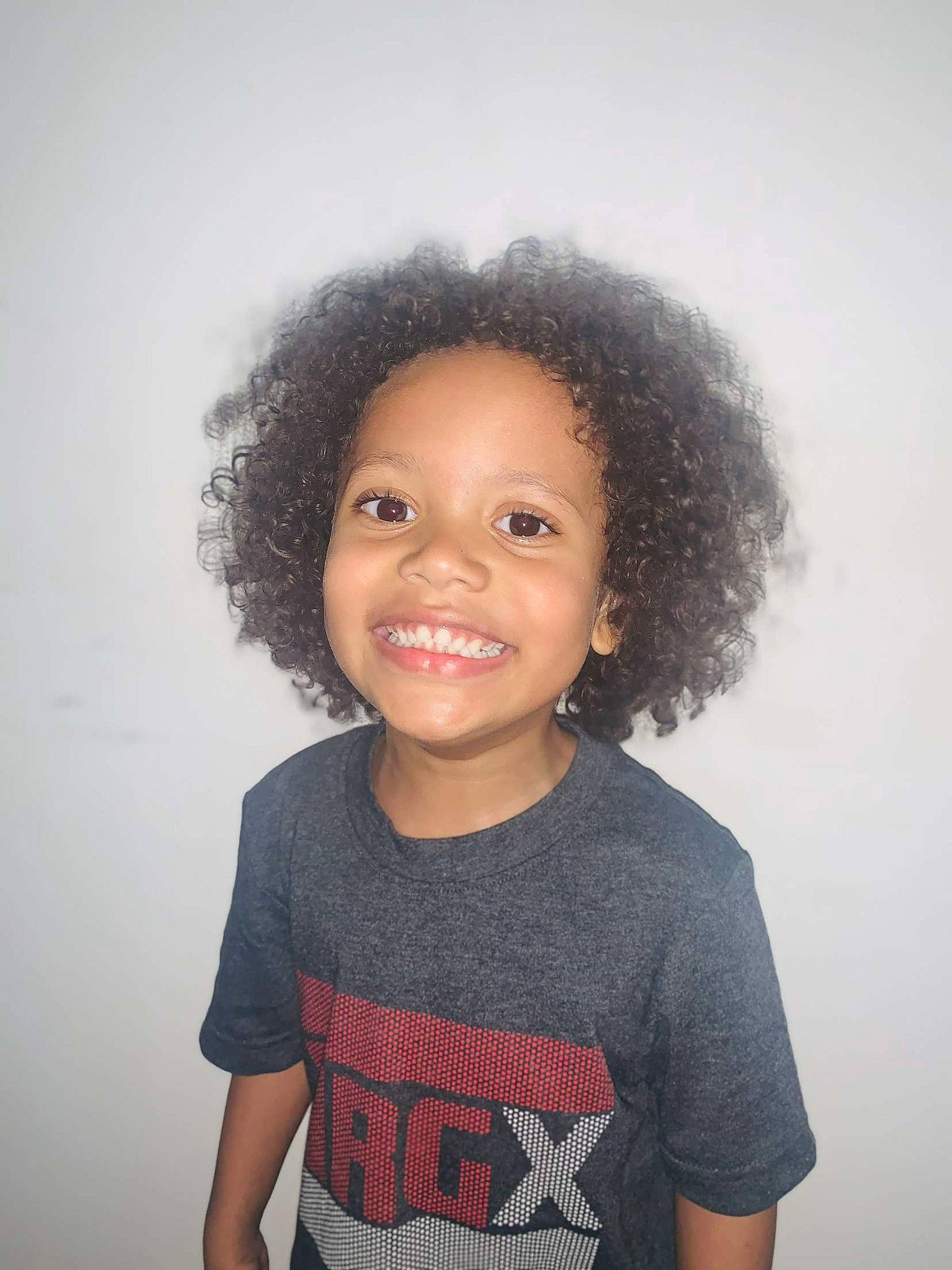 Jimmy participe au concours pour gagner de l'argent avec cette photo : afro, cheek, chin, eye, eyebrow, face, forehead, hair, hairstyle, happy, head, human, human_body, iris, jheri_curl, joy, lip, nose, person, skin