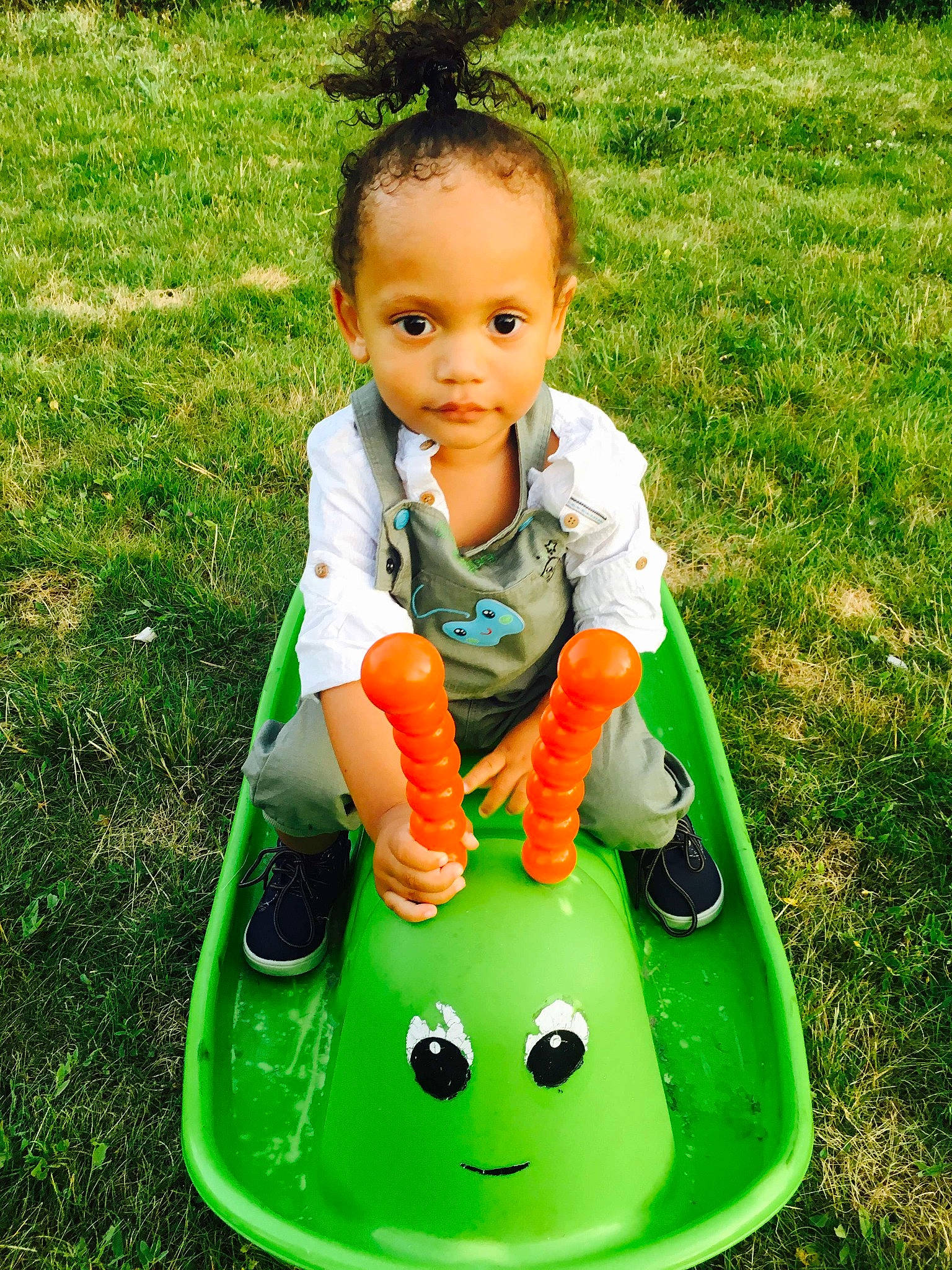 Jimmy participe au concours pour gagner de l'argent avec cette photo : baby, baby_products, baby_toddler_clothing, baby_toys, child, chute, fun, grass, green, happy, leisure, people_in_nature, person, photograph, plastic, play, playground, recreation, sitting, toddler