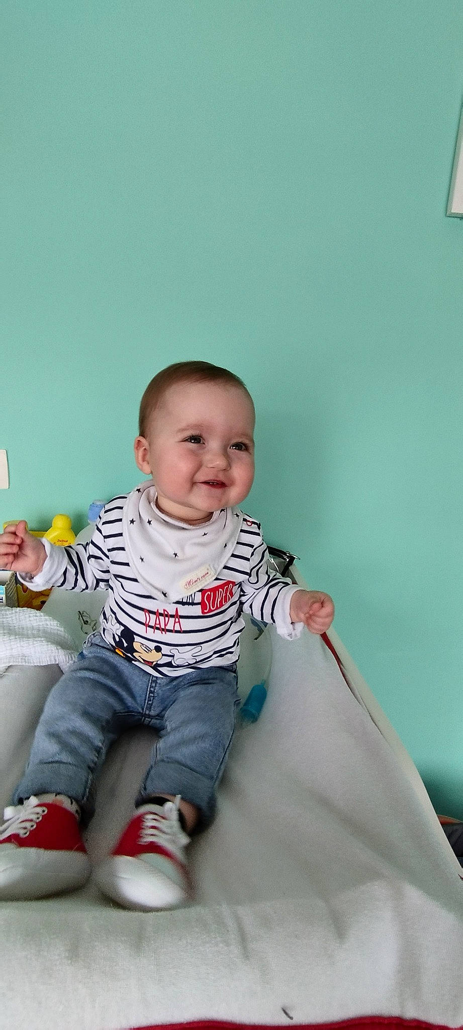 Télio participe au concours pour gagner de l'argent avec cette photo : baby, baby_toddler_clothing, cheek, child, flash_photography, flooring, fun, happy, joint, joy, laugh, pattern, person, play, portrait_photography, room, shorts, sitting, sleeve, smile