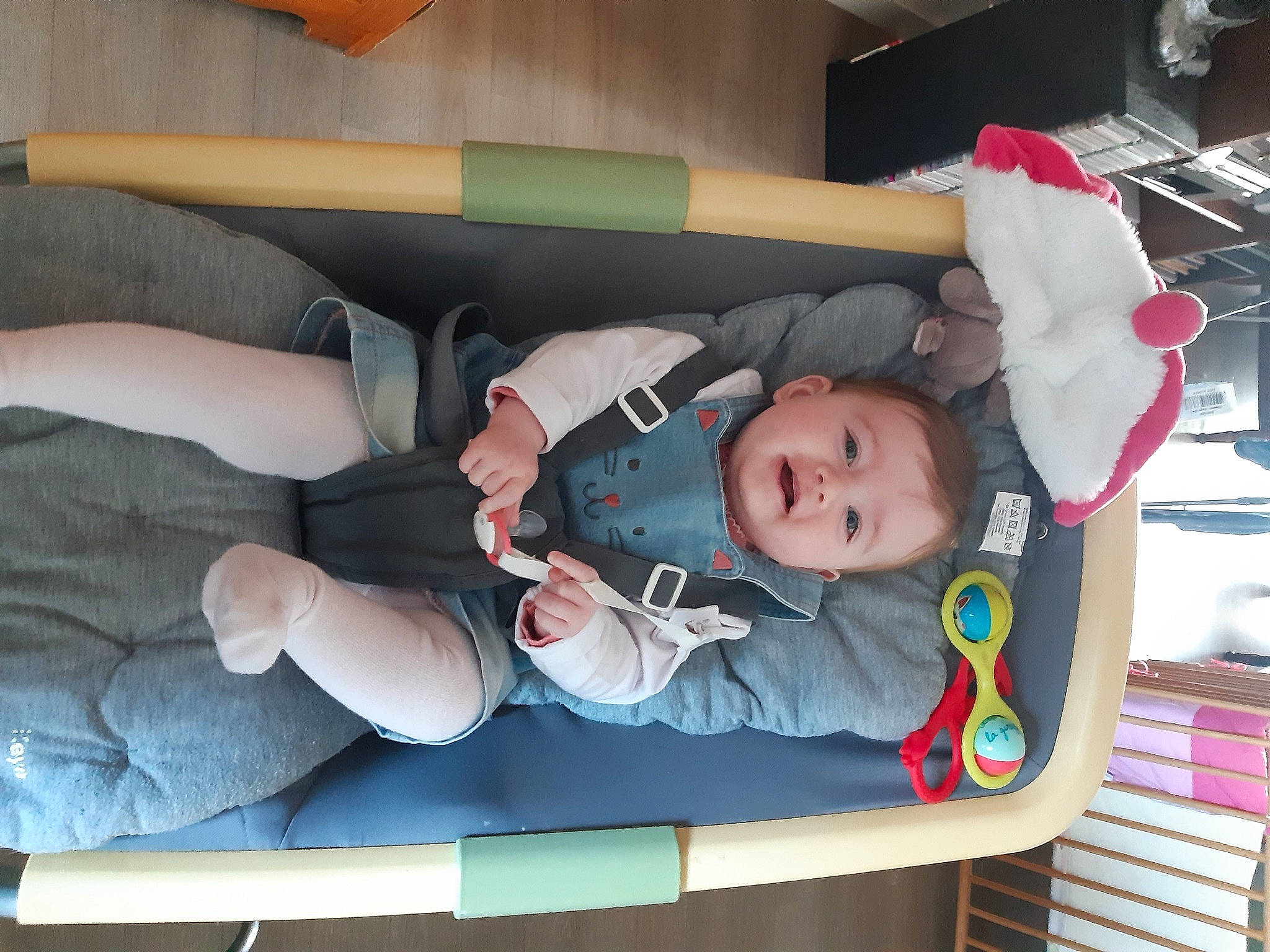 Morgane participe au concours pour gagner de l'argent avec cette photo : baby, baby_products, baby_safety, baby_toddler_clothing, child, comfort, event, hat, person, room, smile, toddler