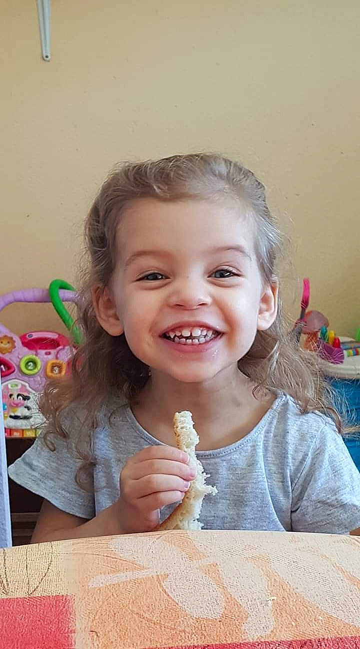 Emma participe au concours pour gagner de l'argent avec cette photo : child, comfort_food, eating, facial_expression, finger, food, joy, person, play, smile, toddler, tooth