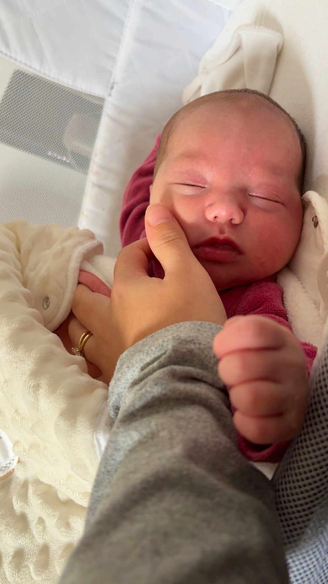 Leya a rejoint le concours — aidez-le/la à gagner de superbes lots ! baby, newborn, sleeping, hand, blanket, cozy, soft, face, infant, person, clothing, cute, skin, fingers, warm, rest, comfort, closeup, tender, love