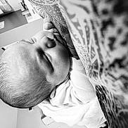 Leya a rejoint le concours — aidez-le/la à gagner de superbes lots ! baby, sleeping, infant, black_and_white, closeup, face, newborn, patterned_fabric, soft_lighting, peaceful, portrait, indoors, resting, child, person, head, blanket, quiet, calm, home