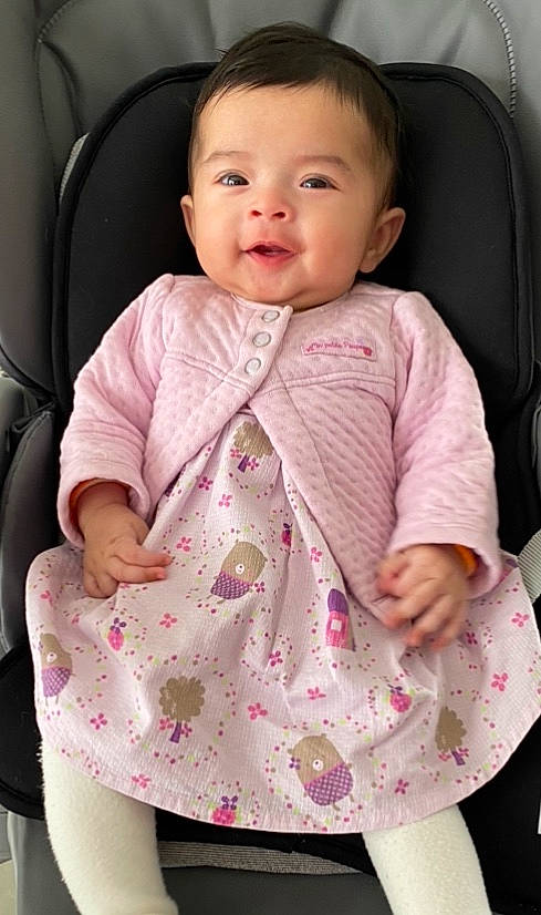 Siobhan a rejoint le concours — aidez-le/la à gagner de superbes lots ! baby_toddler_clothing, cheek, collar, dress, facial_expression, finger, head, iris, neck, nose, outerwear, person, pink, product, skin, sleeve, smile, standing, textile, toddler