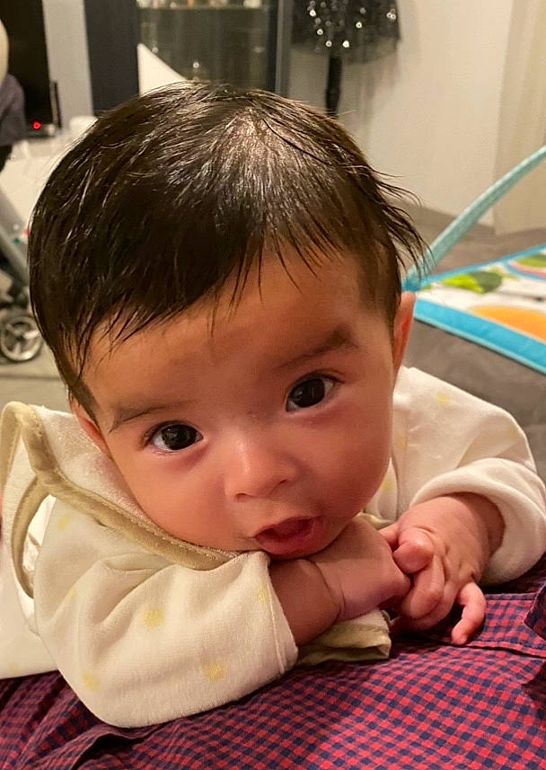 Siobhan a rejoint le concours — aidez-le/la à gagner de superbes lots ! baby, baby_toddler_clothing, beauty, cheek, child, comfort, ear, eyebrow, eyelash, finger, fun, happy, iris, linens, nose, person, room, sitting, skin, thumb