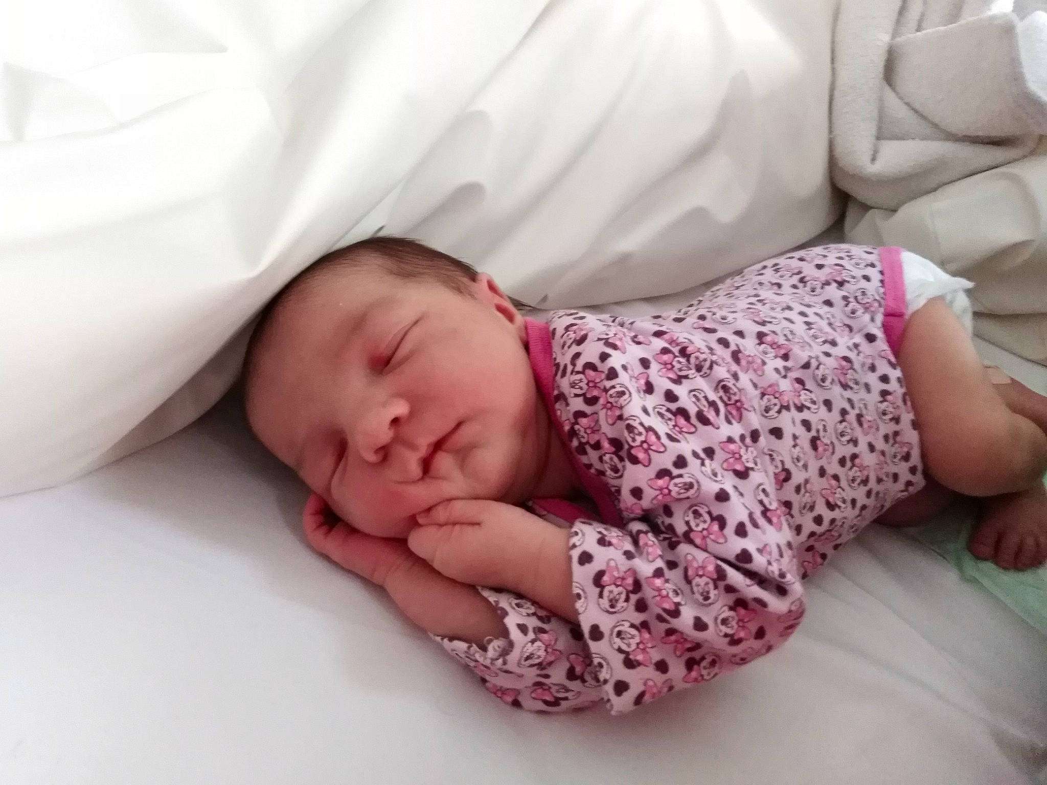 Olivia a rejoint le concours — aidez-le/la à gagner de superbes lots ! baby, baby_sleeping, bedtime, birth, cheek, child, comfort, finger, hand, head, mouth, nap, person, pink, product, skin, sleep, toddler