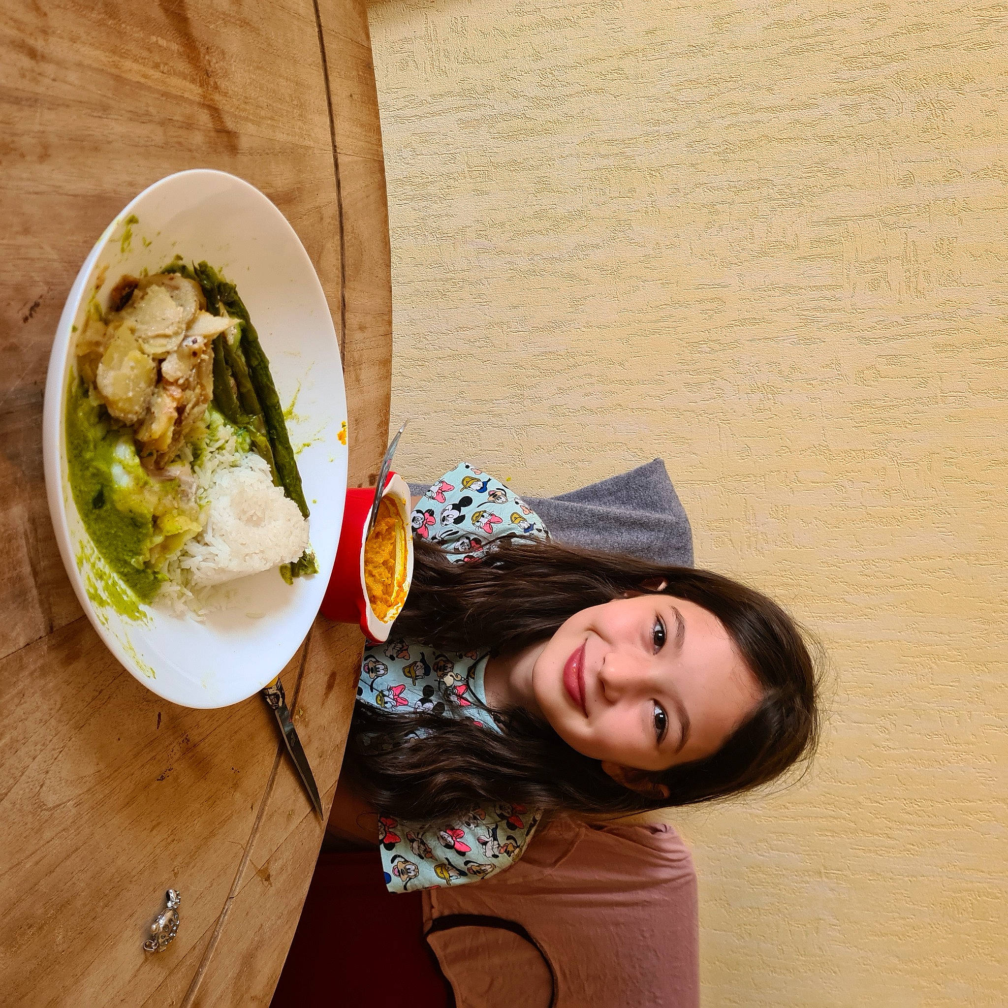 Natasha participe au concours pour gagner de l'argent avec cette photo : comfort_food, cuisine, dish, dishware, eyewear, food, fun, grass, happy, ingredient, joy, leaf_vegetable, leisure, person, plate, platter, recipe, sitting, smile, table