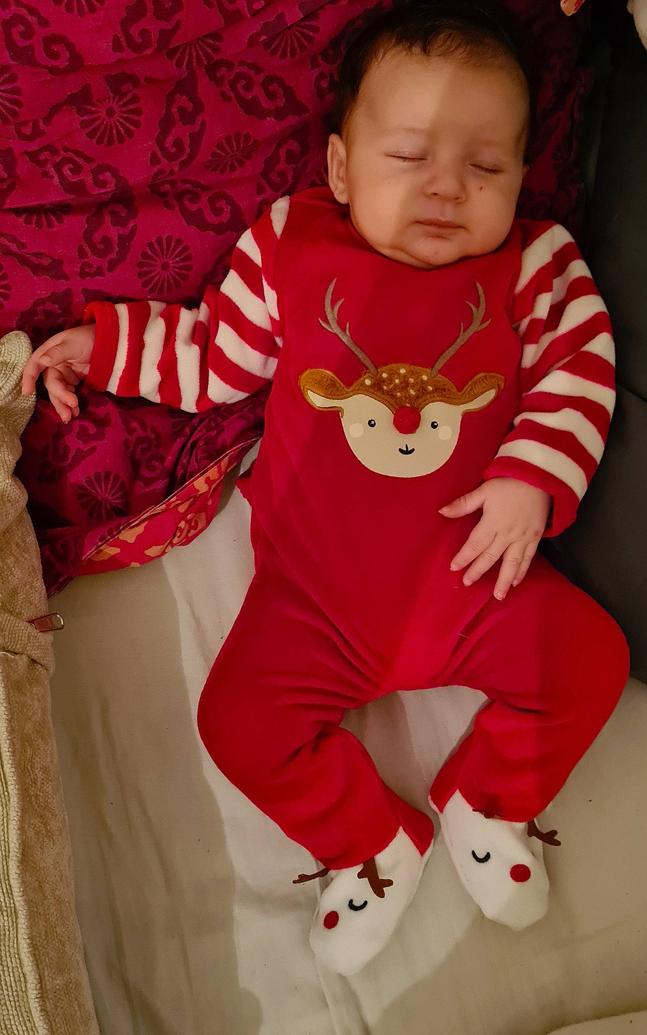 Ayron a rejoint le concours — aidez-le/la à gagner de superbes lots ! baby, baby_toddler_clothing, child, eye, finger, hair, happy, head, linens, neck, orange, pattern, person, pink, product, red, sleeve, t_shirt, textile, toddler