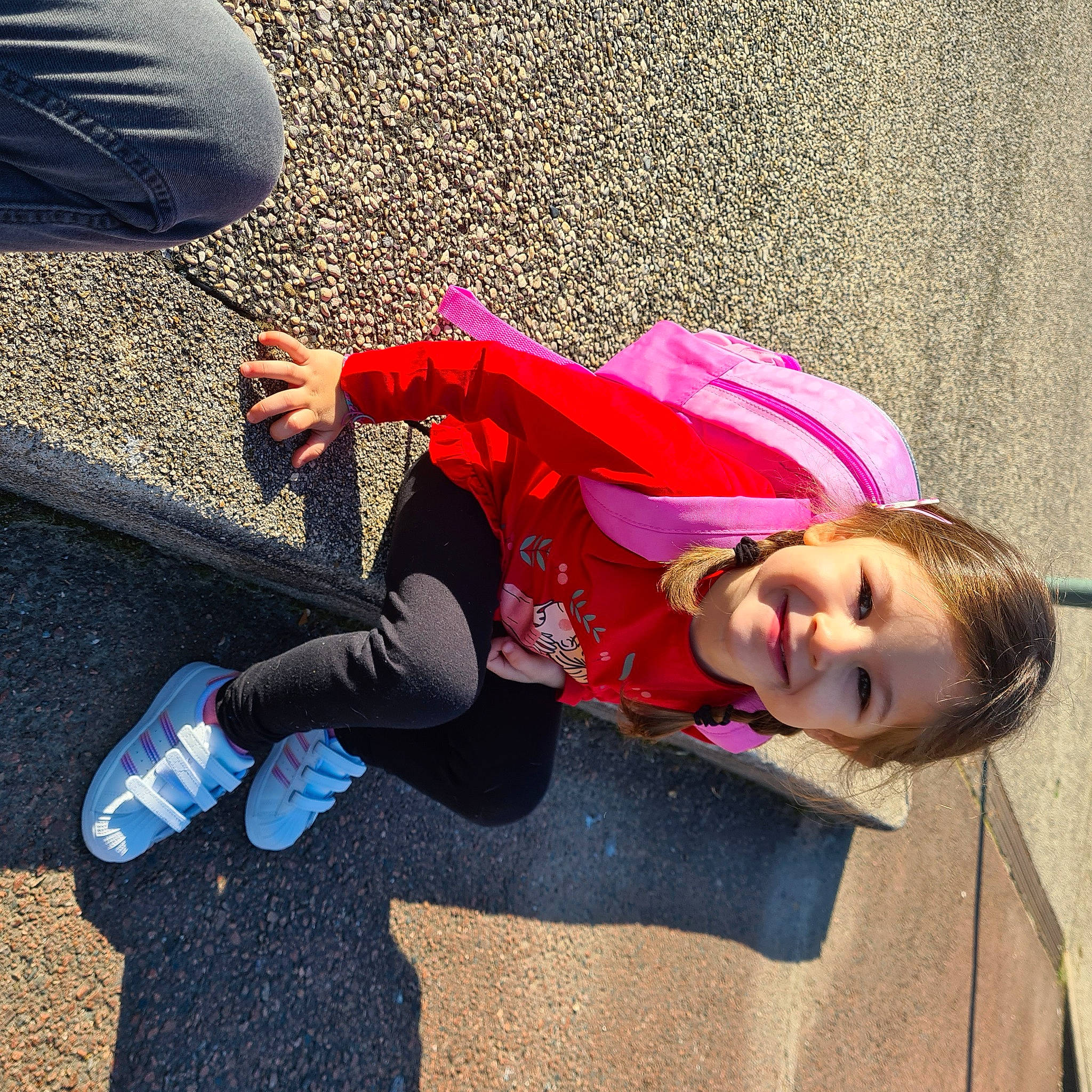 Maëlys participe au concours pour gagner de l'argent avec cette photo : asphalt, child, city, cool, electric_blue, grass, happy, human_leg, joy, leisure, magenta, person, public_space, road_surface, shoe, sidewalk, smile, sneakers, street_fashion, tints_and_shades