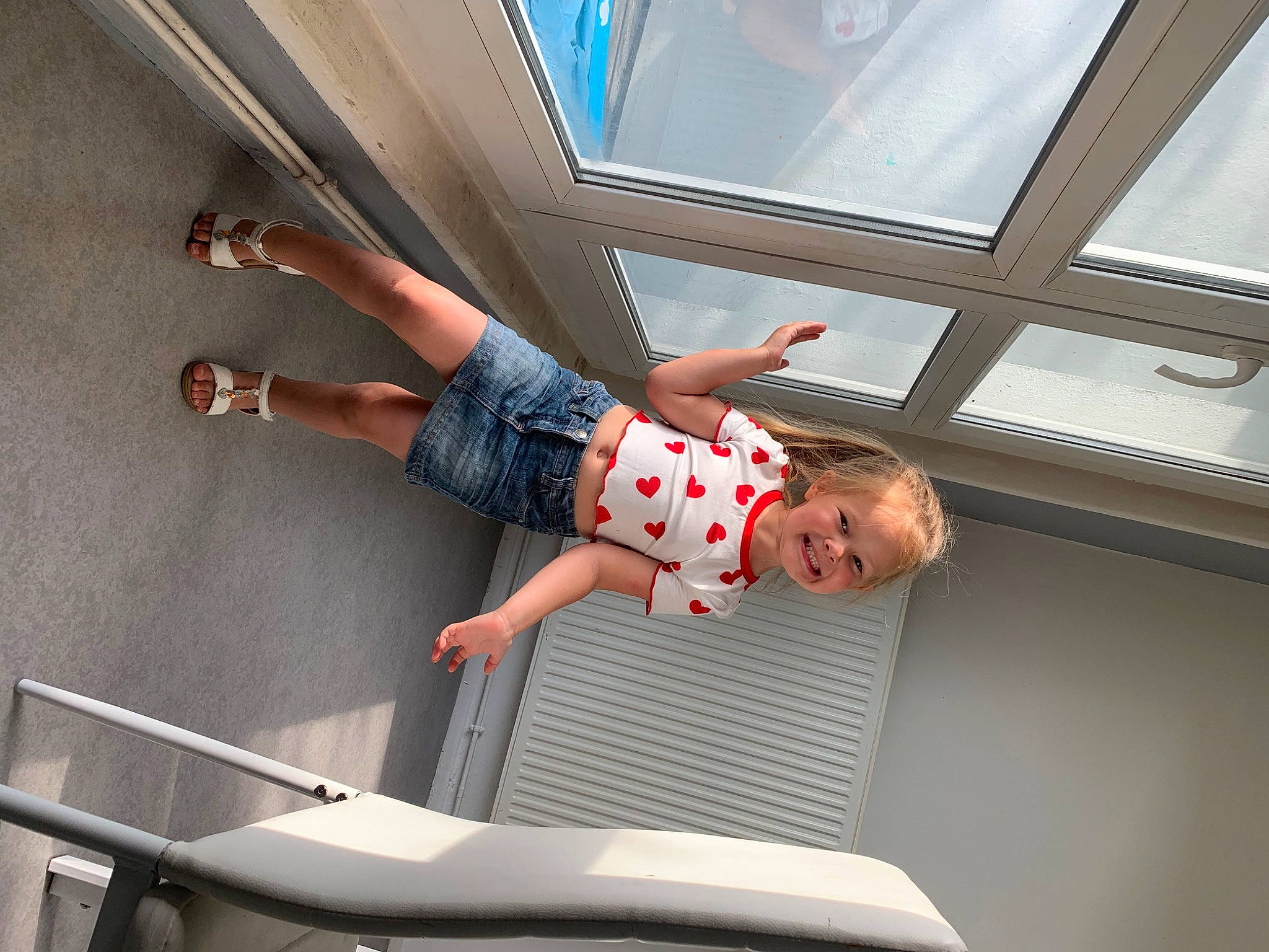 Luna participe au concours pour gagner de l'argent avec cette photo : ceiling, child, comfort, daylighting, elbow, flooring, fun, human_leg, joy, knee, leisure, person, room, smile, thigh, toddler, waist, window, wrist