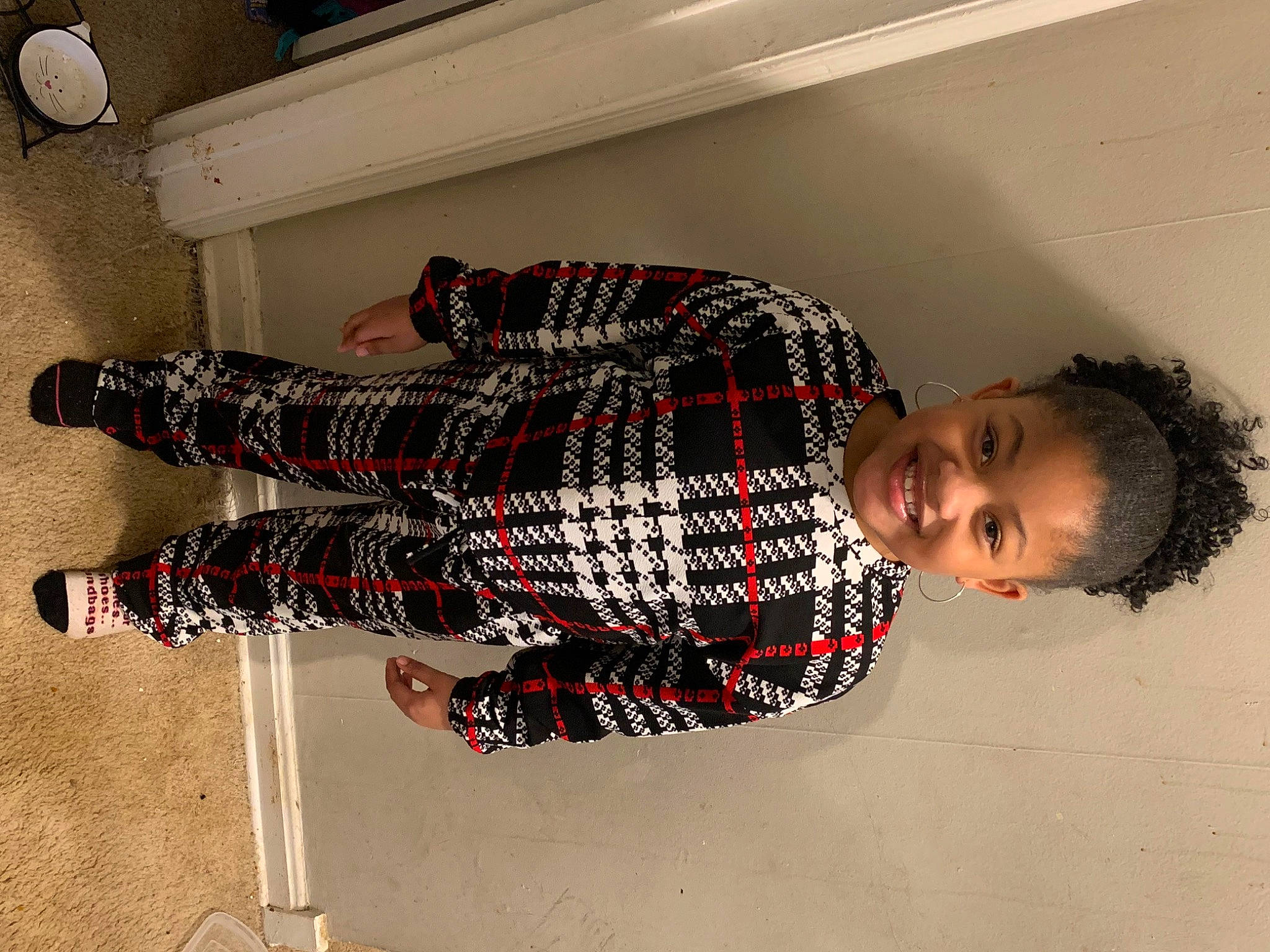 Damiyah is registered to the contest to win money with this photo: design, elbow, floor, flooring, fun, happy, human_body, human_leg, joint, joy, leg, pattern, person, plaid, room, sleeve, smile, tartan, textile, tints_and_shades