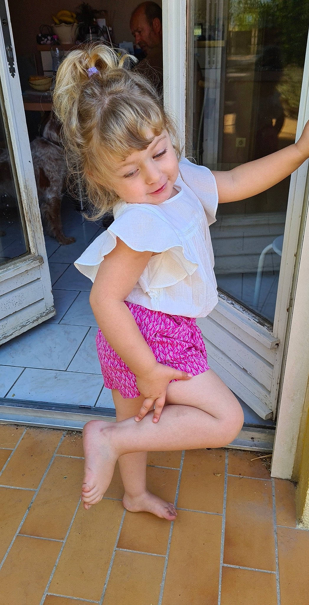 Lola a rejoint le concours — aidez-le/la à gagner de superbes lots ! baby_toddler_clothing, barefoot, beauty, calf, dress, face, flooring, foot, hair, joint, knee, leg, long_hair, person, pink, shoulder, skin, thigh, toddler, trunk