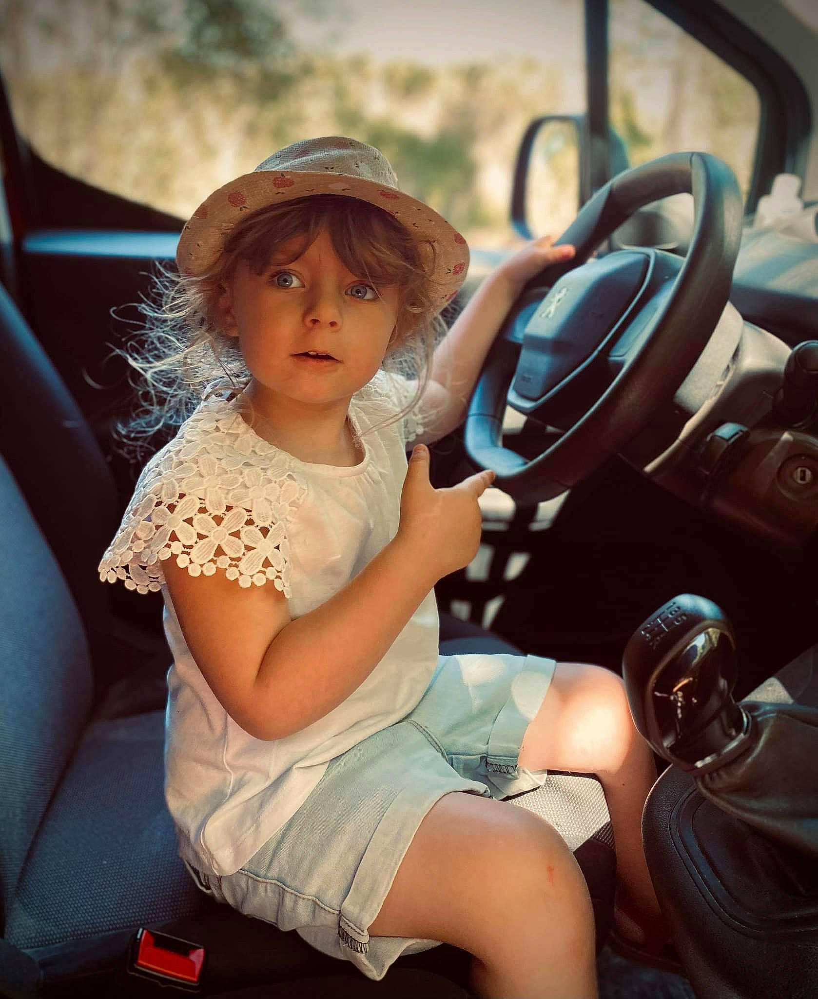 Lola participe au concours pour gagner de l'argent avec cette photo : automotive_design, automotive_exterior, automotive_lighting, automotive_mirror, automotive_wheel_system, car, cool, dress, eyewear, flash_photography, hat, leg, motor_vehicle, person, personal_luxury_car, steering_part, steering_wheel, street_fashion, thigh, vehicle
