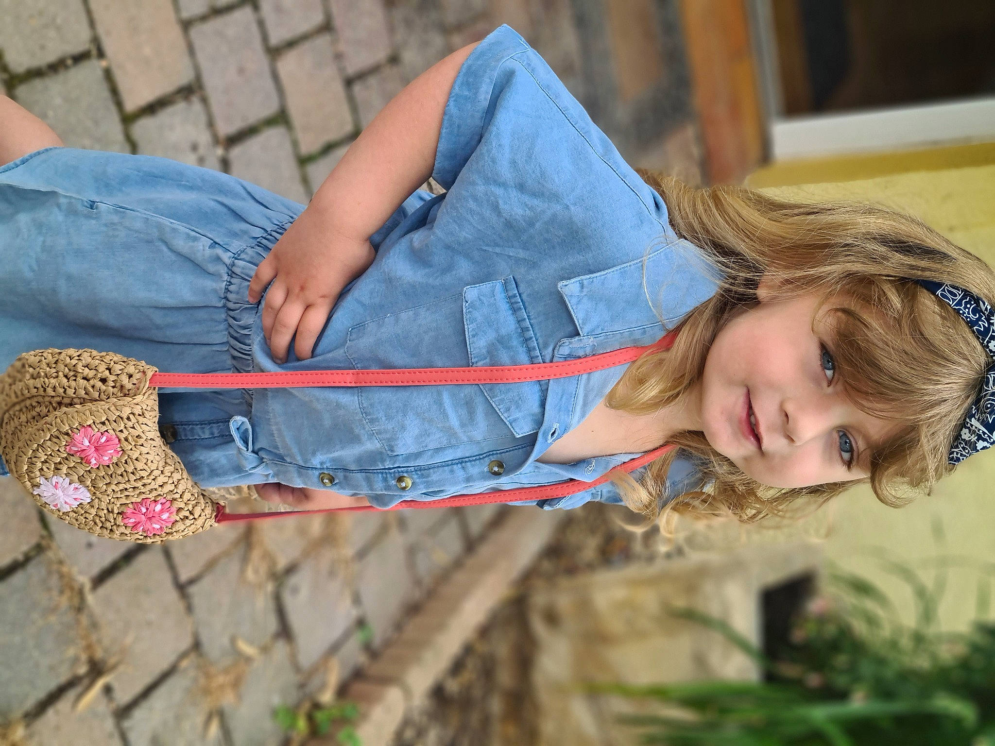 Lola a rejoint le concours — aidez-le/la à gagner de superbes lots ! blue, denim, electric_blue, fashion, fun, grass, happy, human_body, jeans, joint, leg, leisure, mammal, people_in_nature, person, plant, street_fashion, textile, thigh, vertebrate