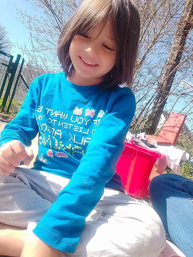 Yanis participe au concours pour gagner de l'argent avec cette photo : blue, child, cool, denim, facial_expression, grass, hairstyle, happy, human_body, joy, leisure, person, pink, recreation, shorts, shoulder, sky, sleeve, smile, t_shirt