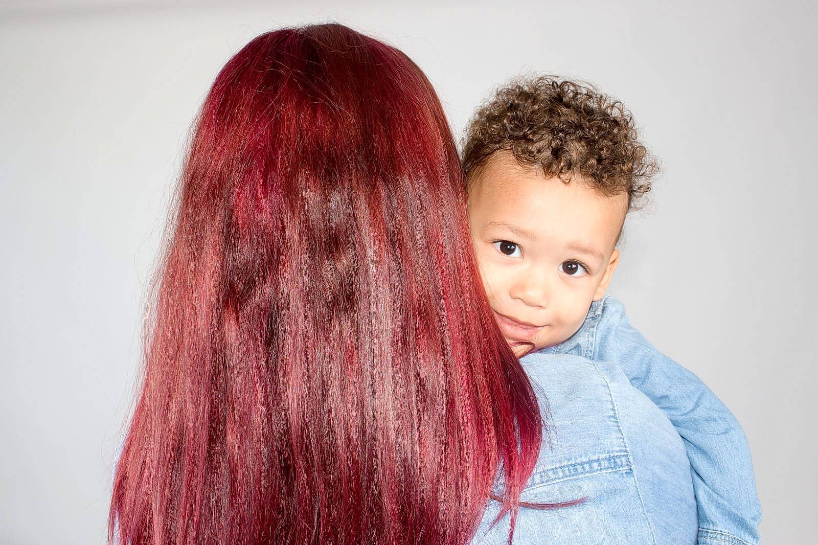 Jahyan participe au concours pour gagner de l'argent avec cette photo : artificial_hair_integrations, beauty, black_hair, brown_hair, fashion_accessory, hair, hair_accessory, hair_care, hair_coloring, hairstyle, human, lace_wig, layered_hair, liver, long_hair, magenta, person, pink, red, red_hair