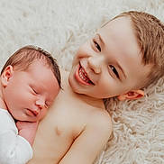 Noah a rejoint le concours — aidez-le/la à gagner de superbes lots ! baby, blanket, brother, cheek, child, close_up, cuddling, face, fur_rug, hair, hand, happy, infant, lying_down, newborn, portrait, sibling, skin, sleeping, smile