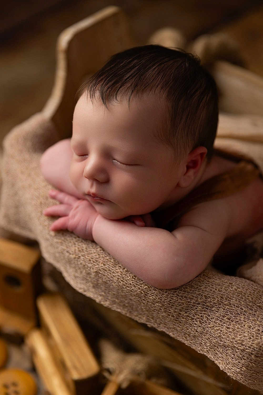 Noah a rejoint le concours — aidez-le/la à gagner de superbes lots ! baby, newborn, sleeping, face, head, hair, eyelashes, hands, arm, blanket, burlap, basket, wooden_blocks, wood, props, portrait, closeup, soft_texture, cozy, studio_photography