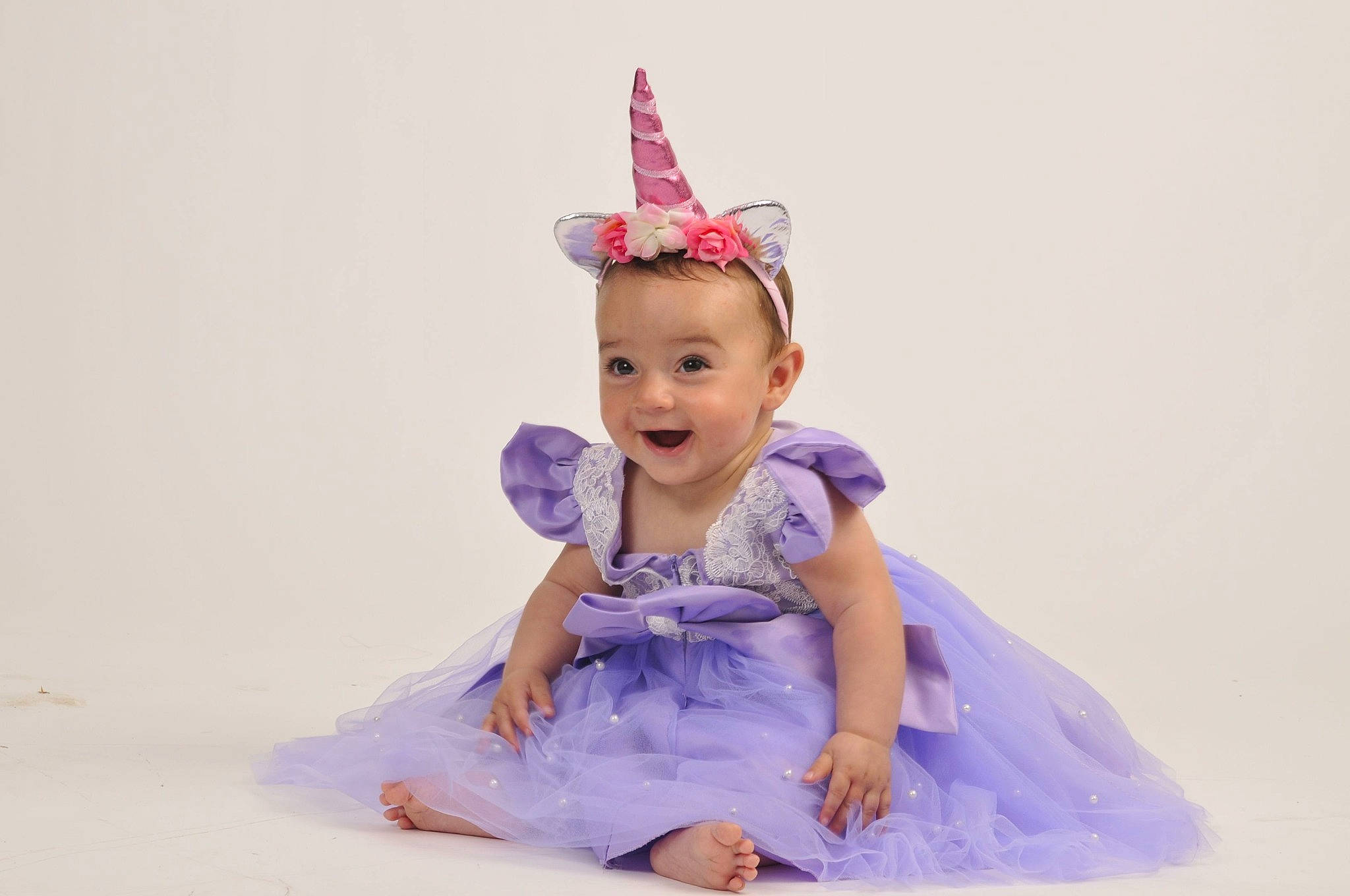 Kirnslay a rejoint le concours — aidez-le/la à gagner de superbes lots ! baby, baby_toddler_clothing, costume_hat, event, flash_photography, gesture, hair_accessory, happy, headband, headgear, headpiece, magenta, party_hat, party_supply, person, pink, purple, sleeve, smile, toddler