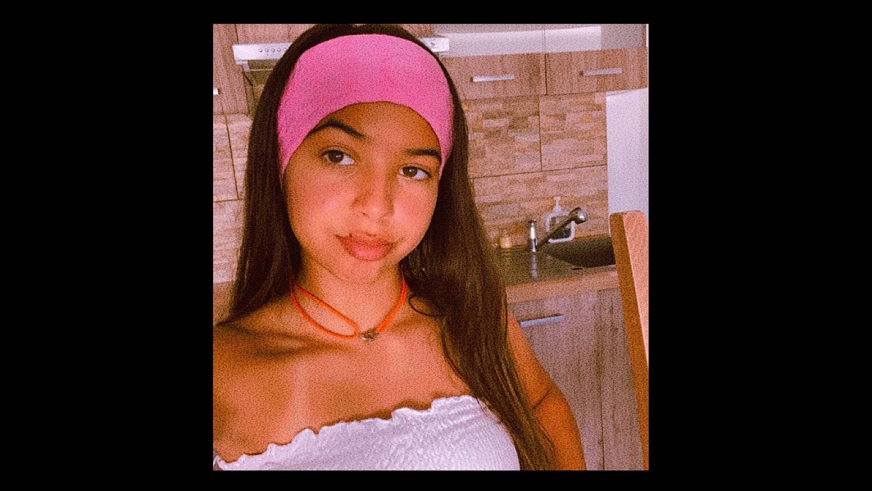 Taissia participe au concours pour gagner de l'argent avec cette photo : black_hair, blond, brown_hair, cap, chin, eyebrow, eyelash, face, flash_photography, happy, headpiece, headwear, jaw, jewellery, lip, long_hair, magenta, mouth, neck, person