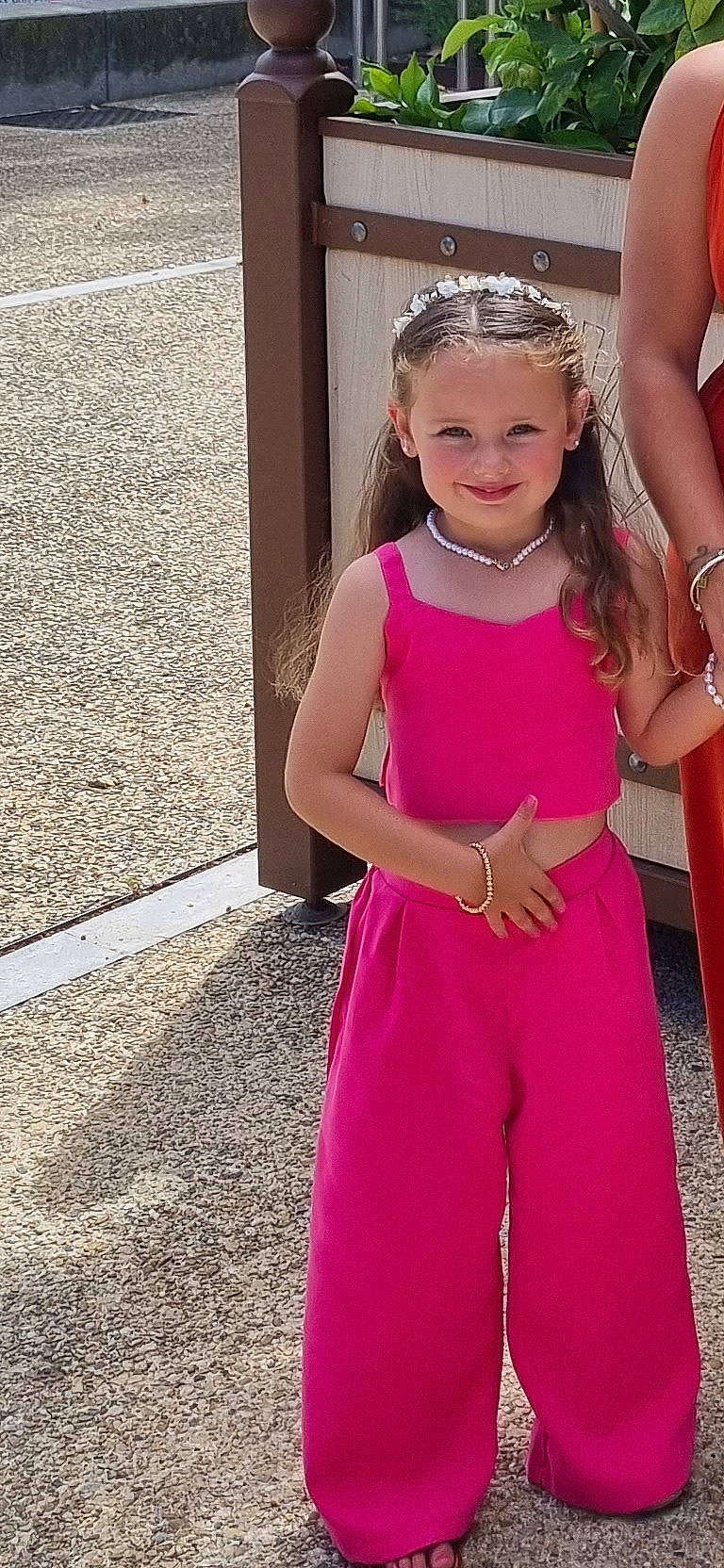 Léna a rejoint le concours — aidez-le/la à gagner de superbes lots ! arm, blond, dress, event, face, facial_expression, formal_wear, fun, hairstyle, happy, head, headpiece, jewellery, joy, magenta, person, pink, recreation, shoulder, smile