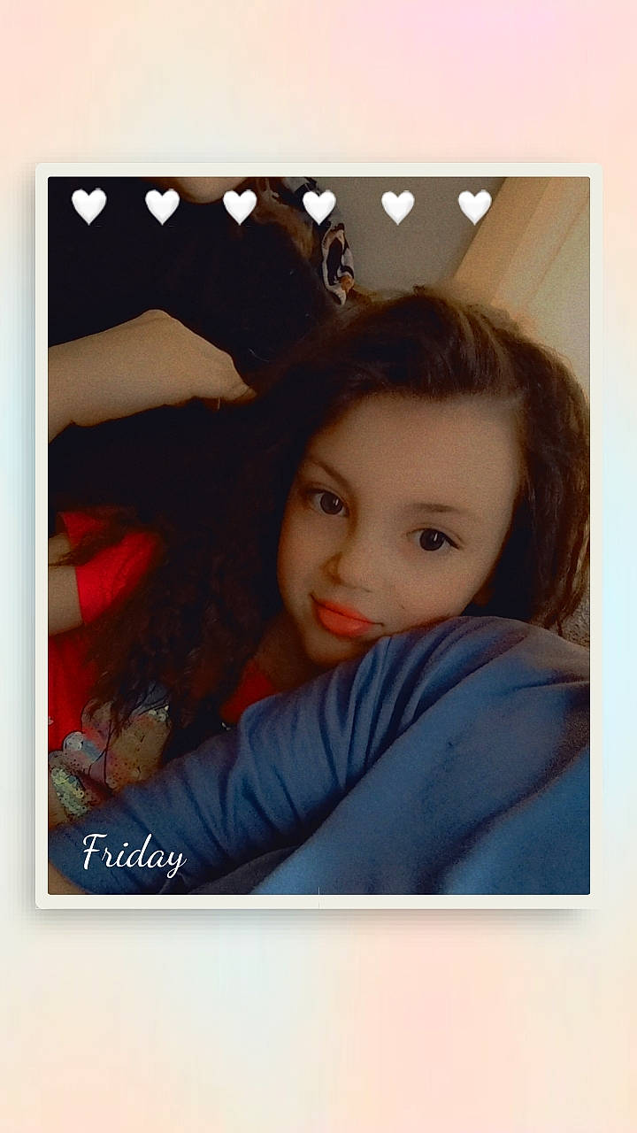 Inaya participe au concours pour gagner de l'argent avec cette photo : art, black_hair, brown_hair, cheek, electric_blue, eyebrow, eyelash, fashion_accessory, flash_photography, fur, hair, happy, joy, lip, long_hair, pattern, person, picture_frame, portrait, portrait_photography