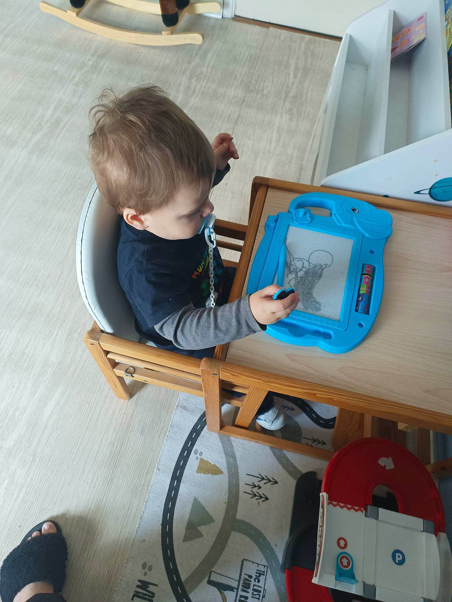 Evan participe au concours pour gagner de l'argent avec cette photo : automotive_design, bag, chair, child, electronic_instrument, engineering, flooring, fun, gadget, leisure, luggage_and_bags, machine, person, play, recreation, room, sitting, t_shirt, table, toddler