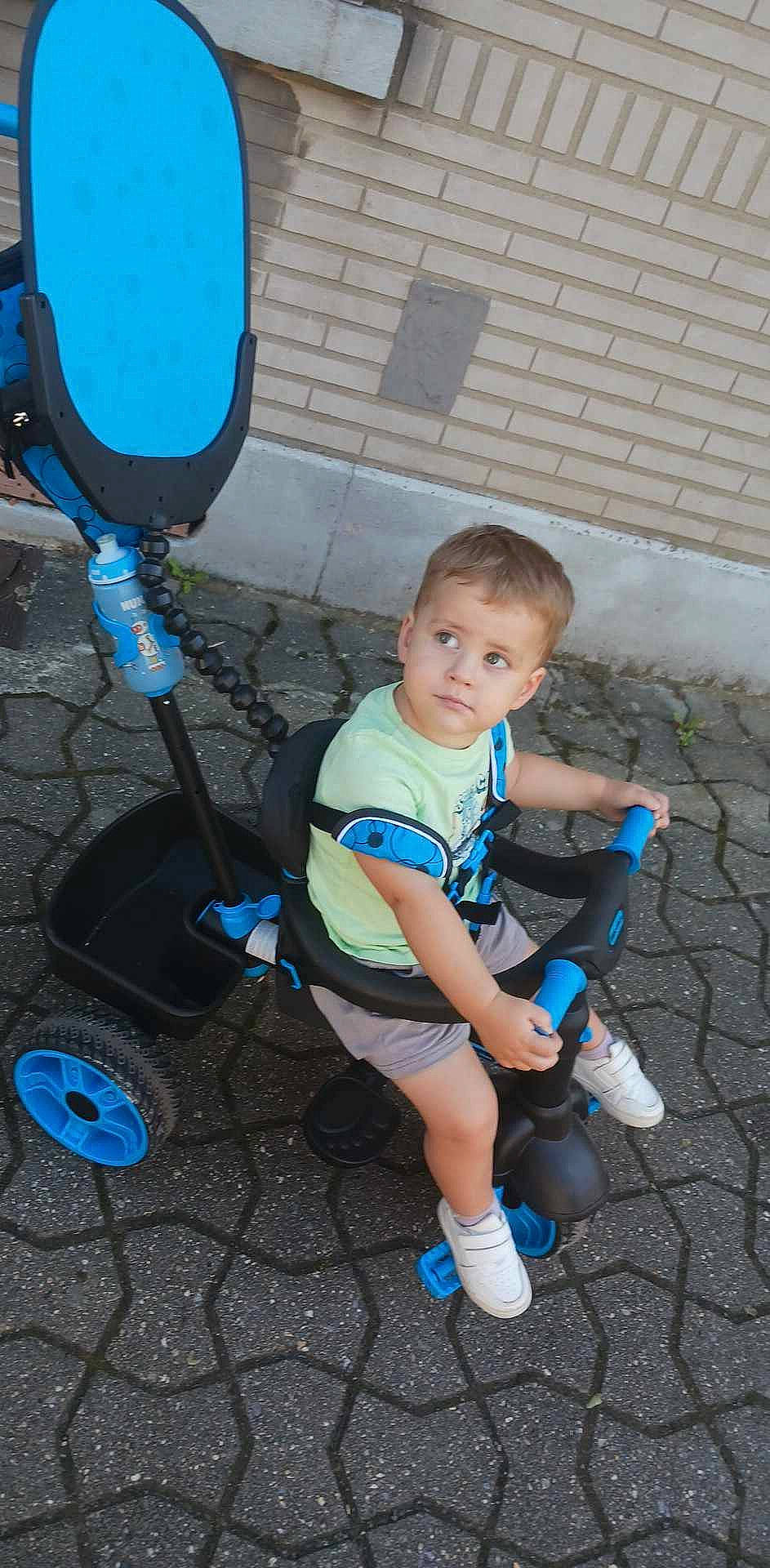 Evan participe au concours pour gagner de l'argent avec cette photo : asphalt, automotive_tire, baby_toddler_clothing, bicycle_tire, blue, electric_blue, fun, gas, grass, leg, leisure, person, product, recreation, rim, sandal, shorts, t_shirt, tire, toddler