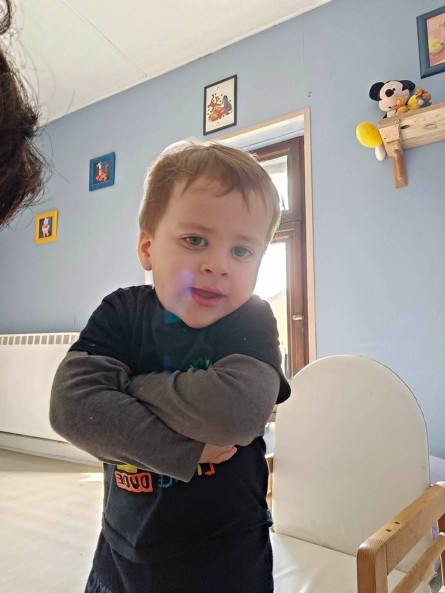 Evan a rejoint le concours — aidez-le/la à gagner de superbes lots ! baby, ceiling, child, flooring, fun, hardwood, person, picture_frame, play, room, sleeve, smile, sweatpant, t_shirt, toddler, wood
