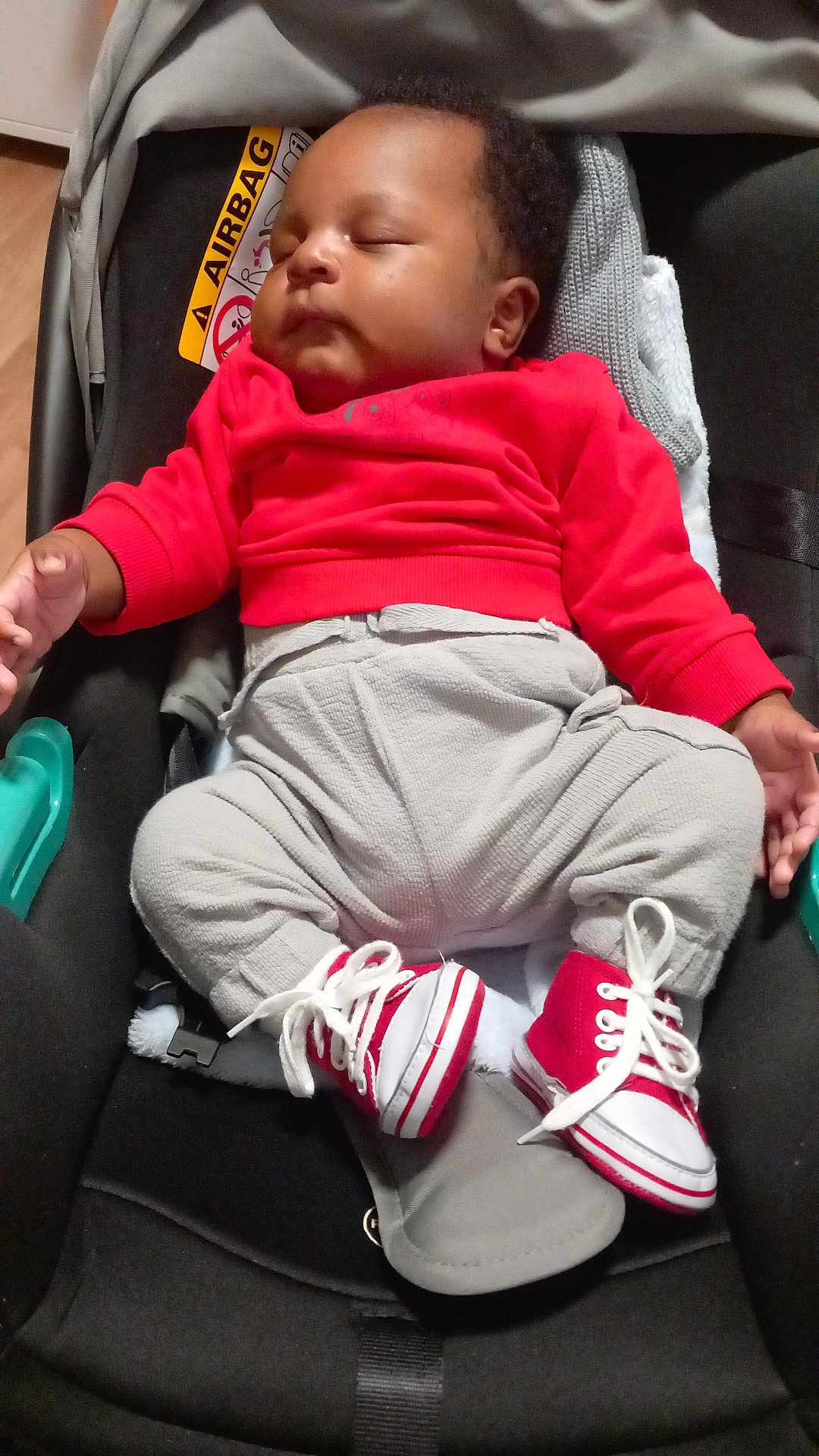 Matthias Kabowd participe au concours pour gagner de l'argent avec cette photo : baby, sleeping, car_seat, red_sweater, gray_pants, sneakers, child, infant, footwear, clothing, seatbelt, indoors, cute, toddler, face, head, hand, resting, cozy, transportation