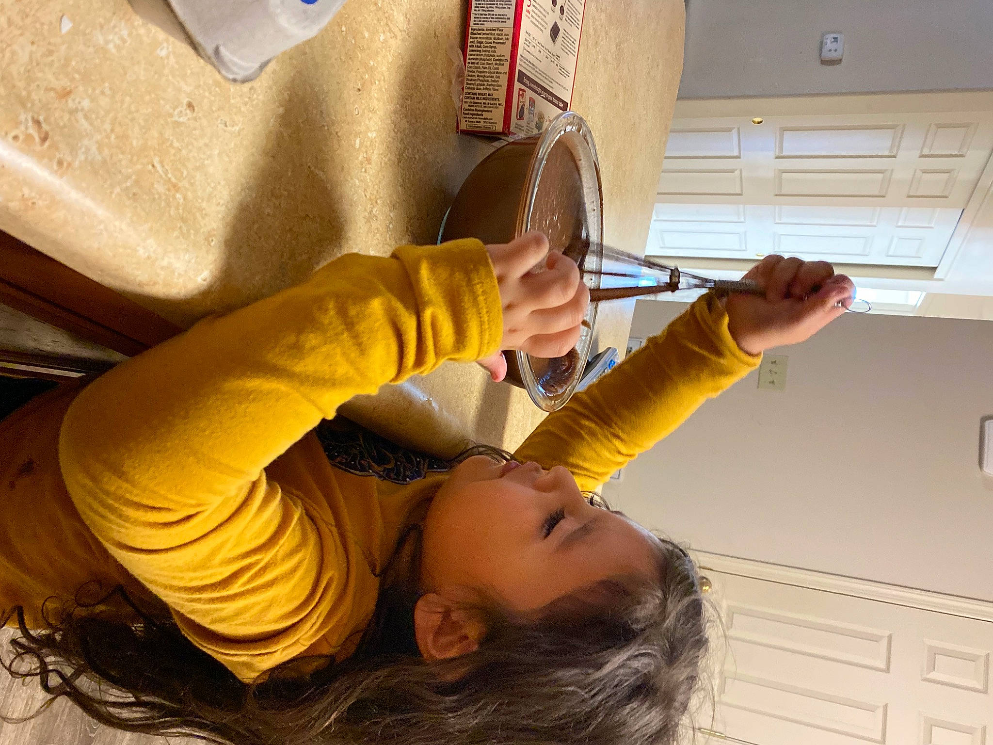 Camila is registered to the contest to win money with this photo: chair, child, comfort, door, elbow, finger, human_leg, leisure, machine, musical_instrument, person, plant, room, tree, wind_instrument, wood