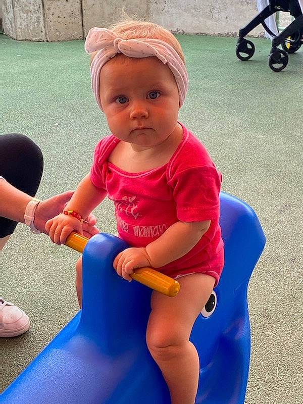 Cassie participe au concours pour gagner de l'argent avec cette photo : baby, baby_toddler_clothing, child, city, electric_blue, fun, happy, headwear, human_leg, joint, knee, leg, leisure, mammal, person, product, recreation, sitting, standing, thigh