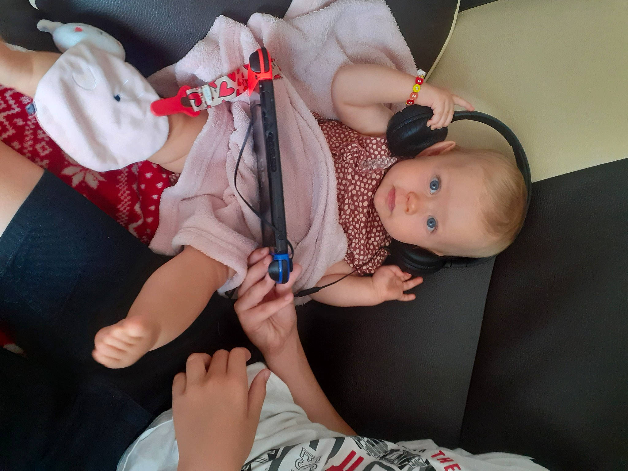 Cassie participe au concours pour gagner de l'argent avec cette photo : abdomen, arm, baby, baby_toddler_clothing, chest, comfort, elbow, finger, gesture, hand, joint, knee, lap, leg, mouth, nail, person, skin, thigh, toddler