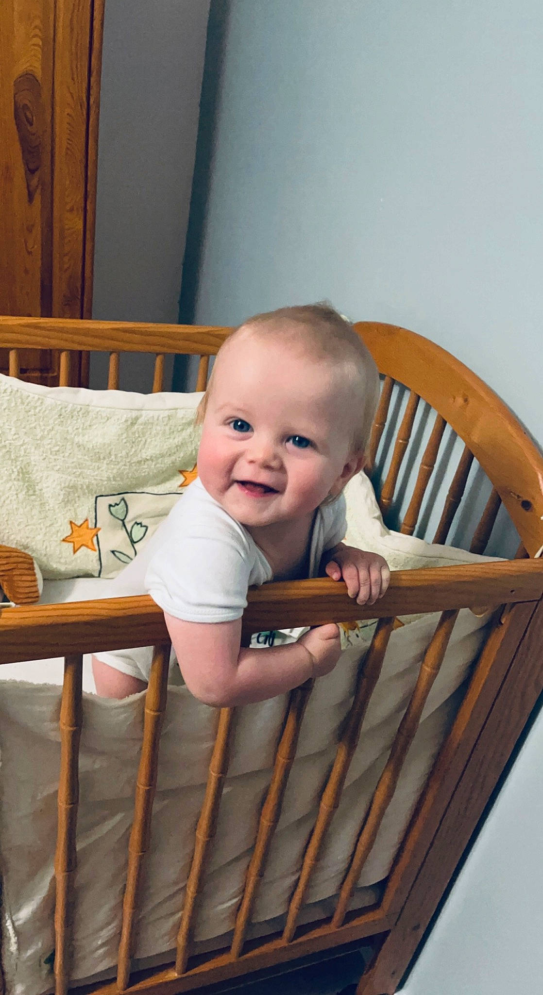 Maylone participe au concours pour gagner de l'argent avec cette photo : baby, baby_products, baby_safety, baby_toddler_clothing, cheek, child, comfort, cradle, eye, happy, hardwood, head, iris, joy, person, product, sitting, skin, sleeve, smile