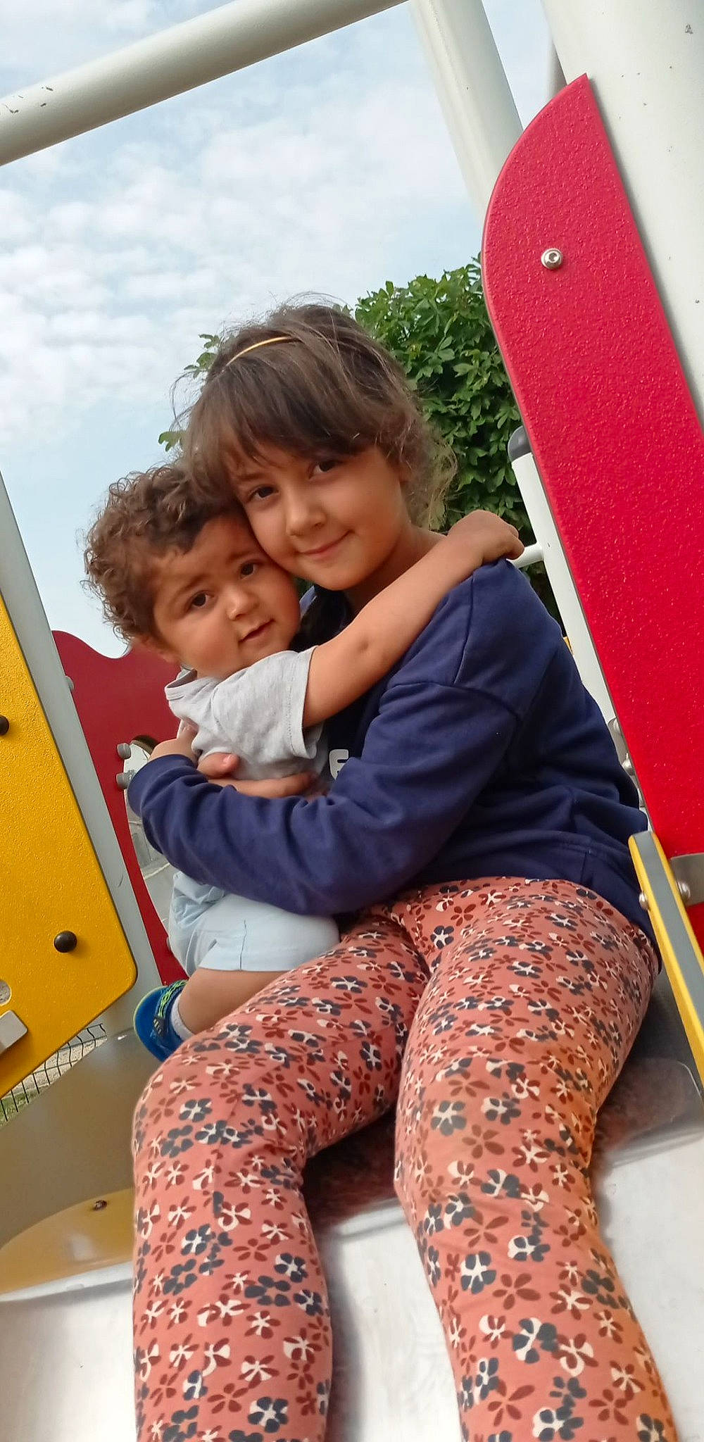 Lukas participe au concours pour gagner de l'argent avec cette photo : child, fun, hairstyle, happy, human_body, human_leg, joy, knee, lap, leg, leisure, person, recreation, sitting, sky, smile, sock, standing, t_shirt, thigh