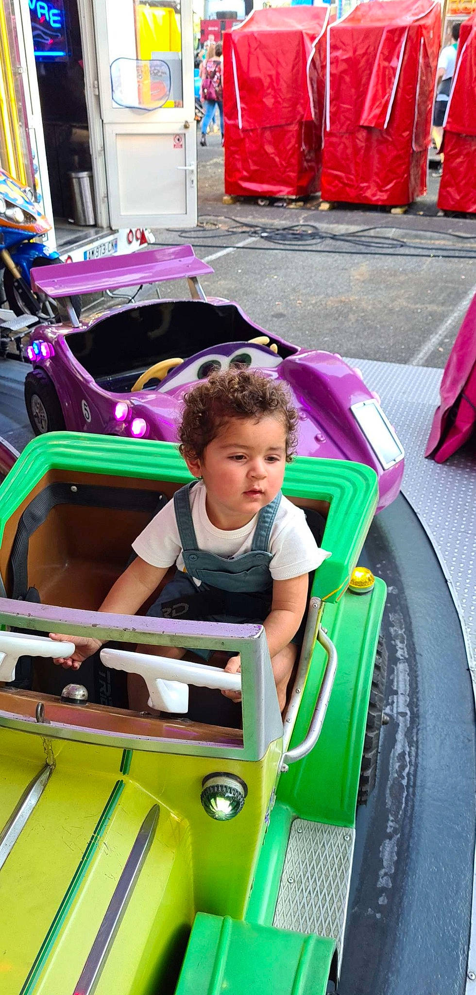 Lukas a rejoint le concours — aidez-le/la à gagner de superbes lots ! auto_part, automotive_design, automotive_exterior, automotive_tire, blue, bumper, city, fun, green, leisure, magenta, motor_vehicle, person, pink, purple, red, shorts, t_shirt, toddler, vehicle