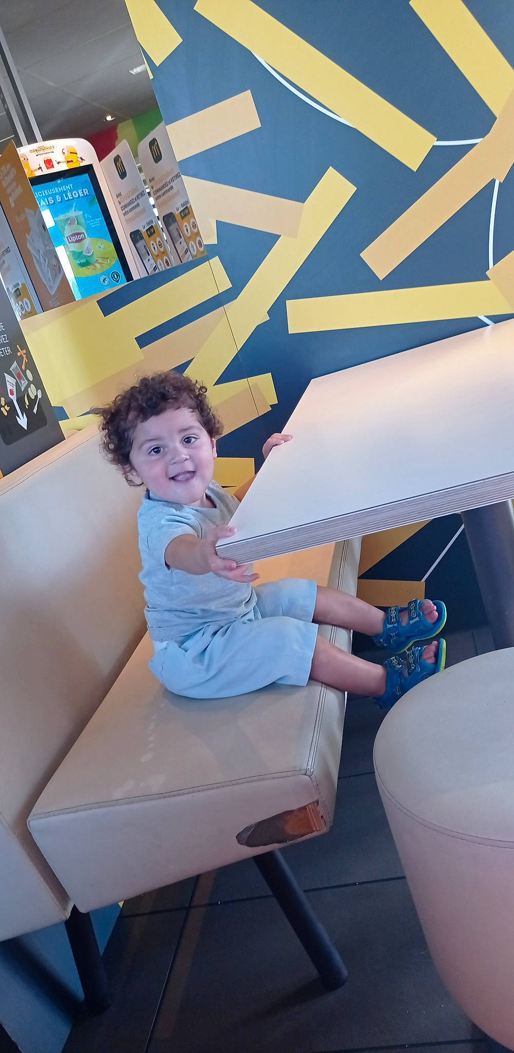 Lukas participe au concours pour gagner de l'argent avec cette photo : automotive_design, azure, child, comfort, electric_blue, fun, human_leg, knee, leisure, logo, magenta, person, plastic, room, shorts, sitting, smile, t_shirt, thigh, toddler