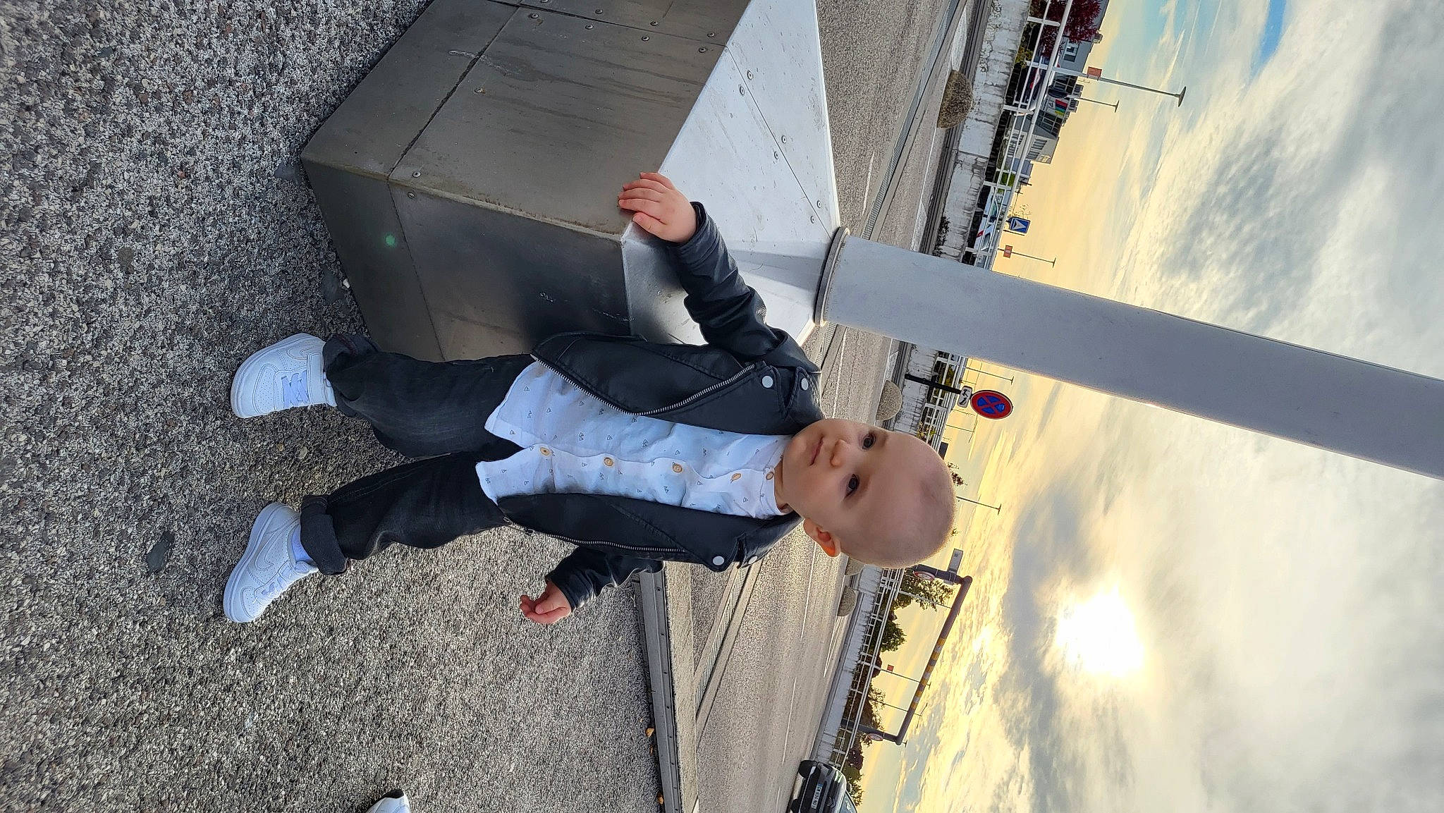 Uesli a rejoint le concours — aidez-le/la à gagner de superbes lots ! adventure, asphalt, cloud, concrete, denim, fun, leisure, outdoor_shoe, pedestrian, person, recreation, road_surface, shadow, sky, smile, toddler, walking_shoe, water, wind