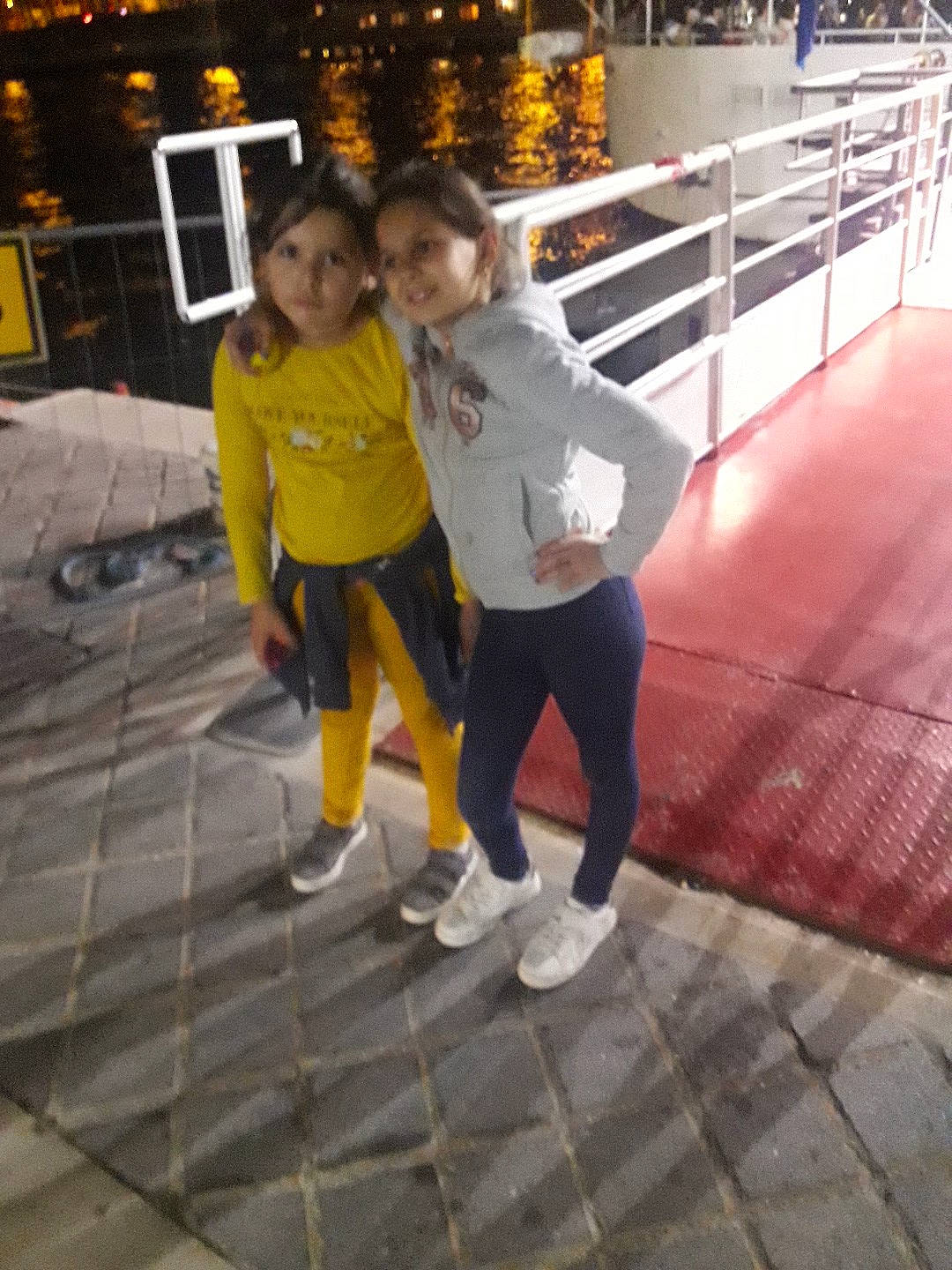 Lynna participe au concours pour gagner de l'argent avec cette photo : fun, leisure, person, snapshot, yellow