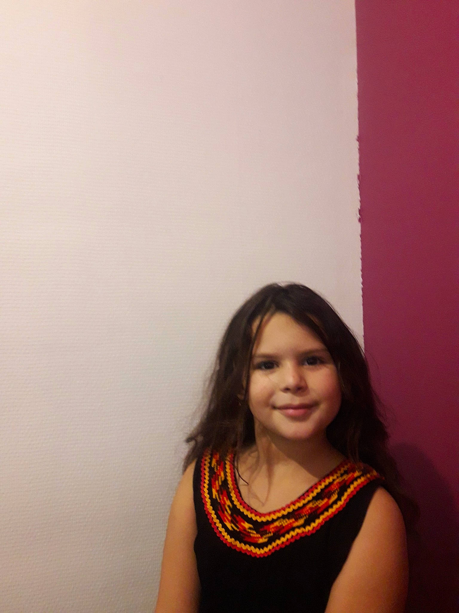 Lynna a rejoint le concours — aidez-le/la à gagner de superbes lots ! beauty, black_hair, brown_hair, hair, joy, lady, long_hair, person, photography, portrait, sitting, smile